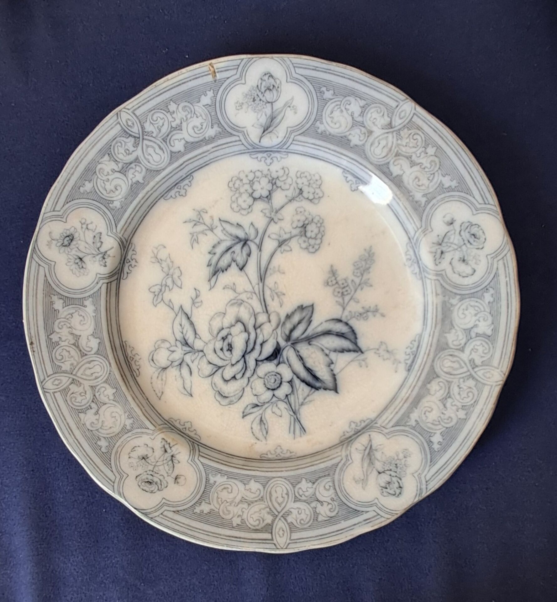 Assiettes en faïence anglaise. 19ème.  Grosvenor China