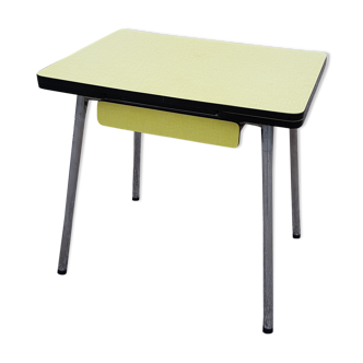 Table en formica jaune