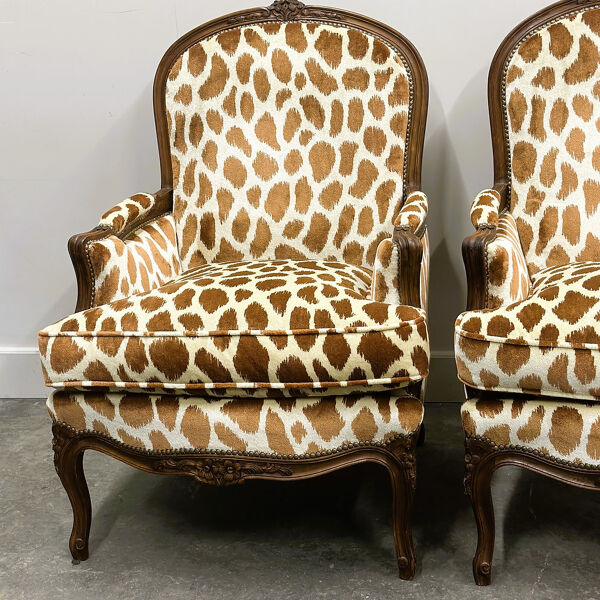 Paire de fauteuils de style Louis XV en velours motif girafe, France, années 1950