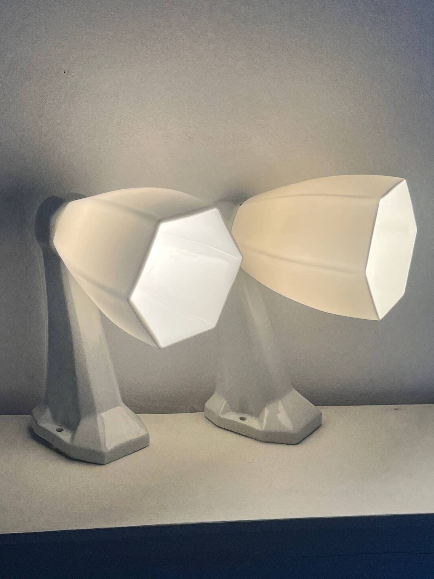 Pair of Art Deco wall sconces in ceramic and opaline.