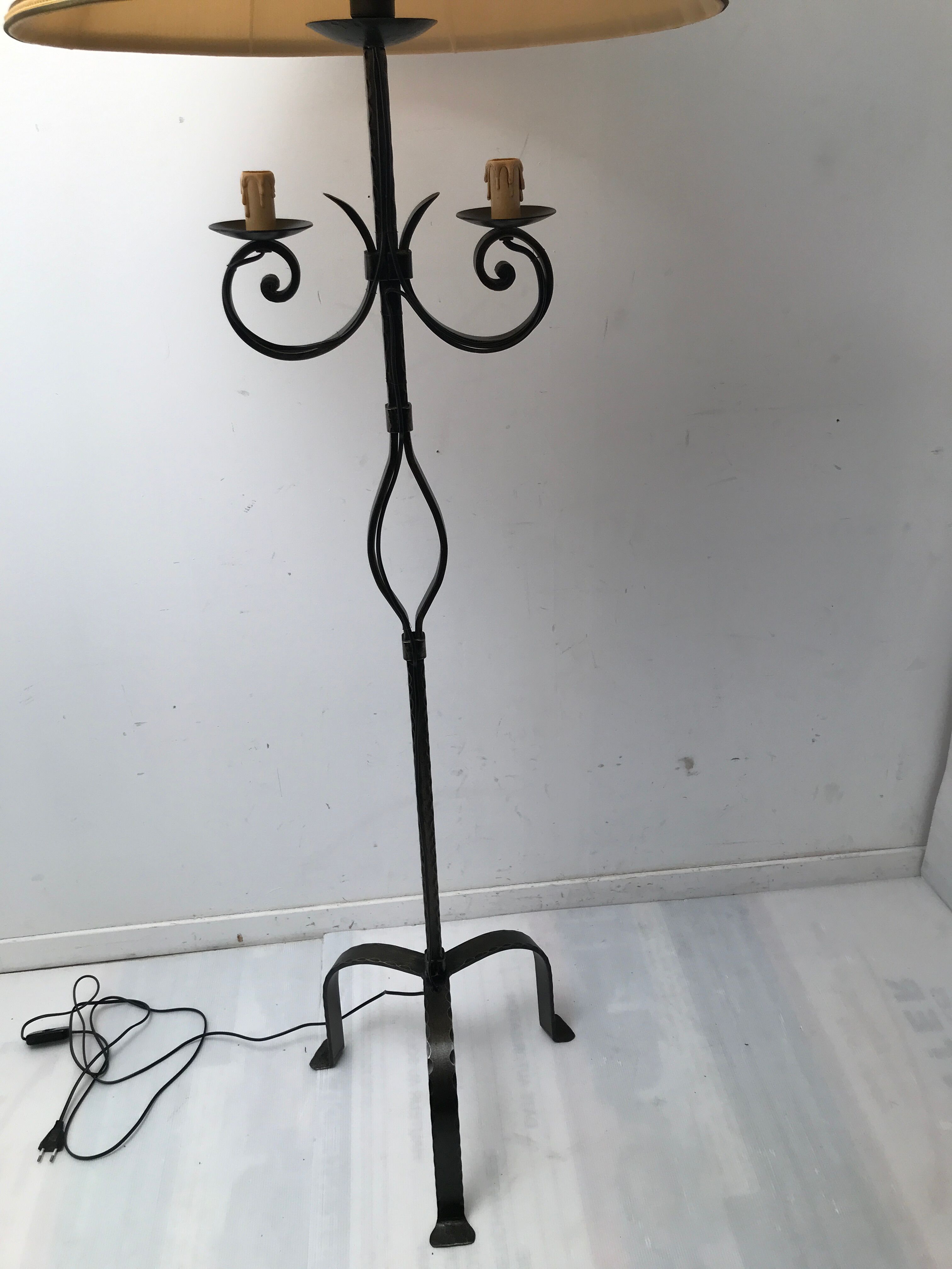 Tripod floor lamp in bronze Louis XV style