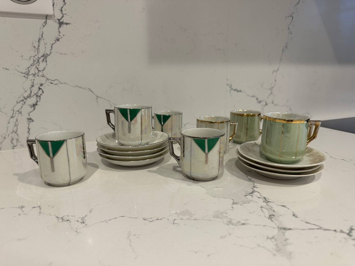 Ensemble de tasses et sous-tasses Art déco