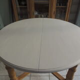 Round table with 1 extension oak base tray and patinated extension pearl gray.