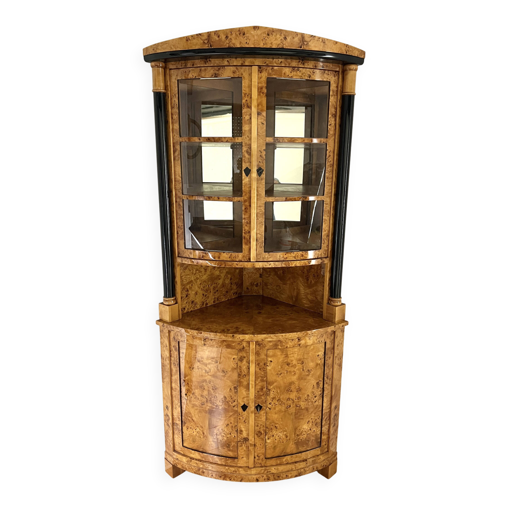 Vitrine d’angle Biedermeier en loupe de bouleau