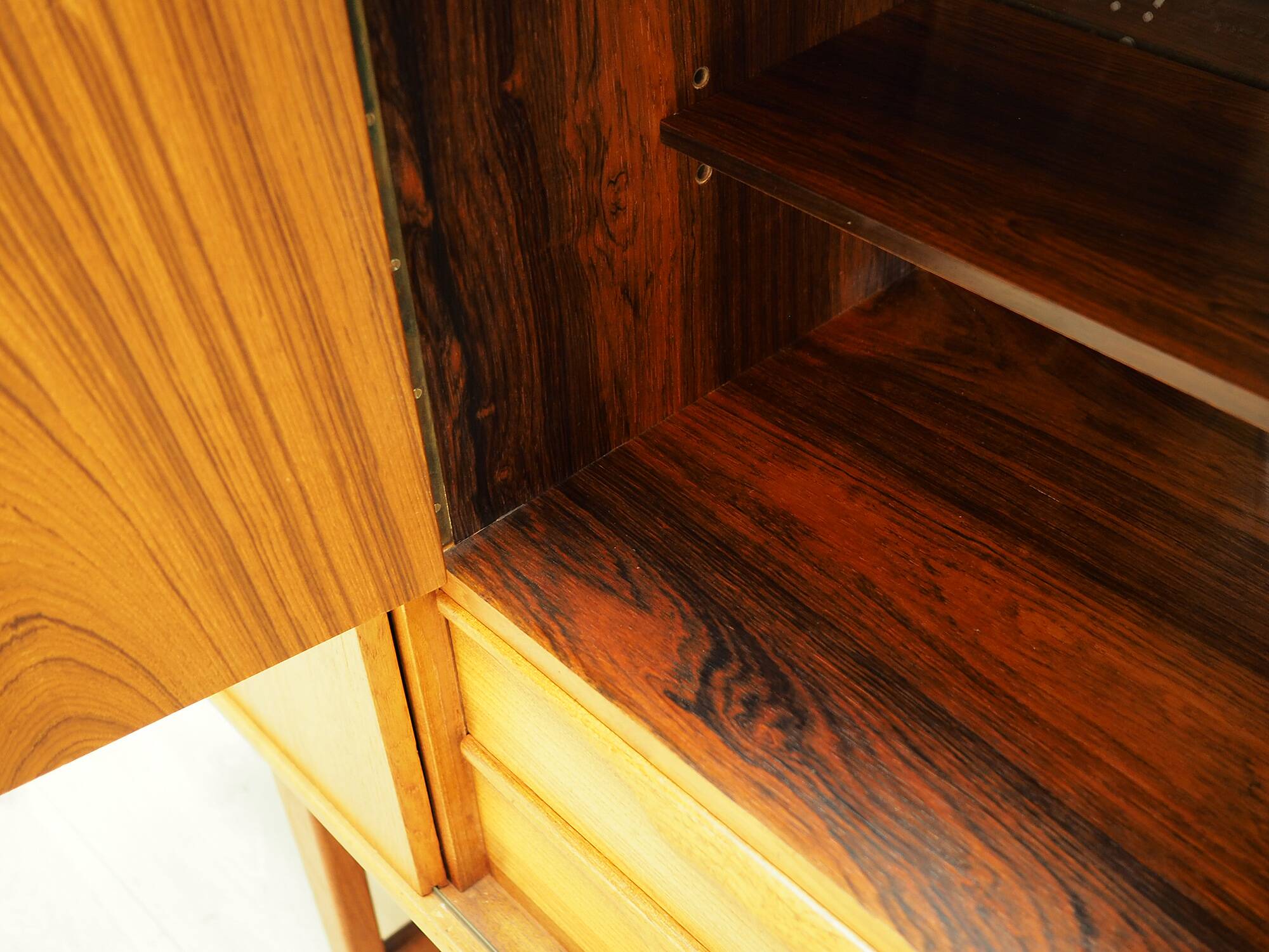 Buffet haut en teck, design danois, années 1960, production : Danemark