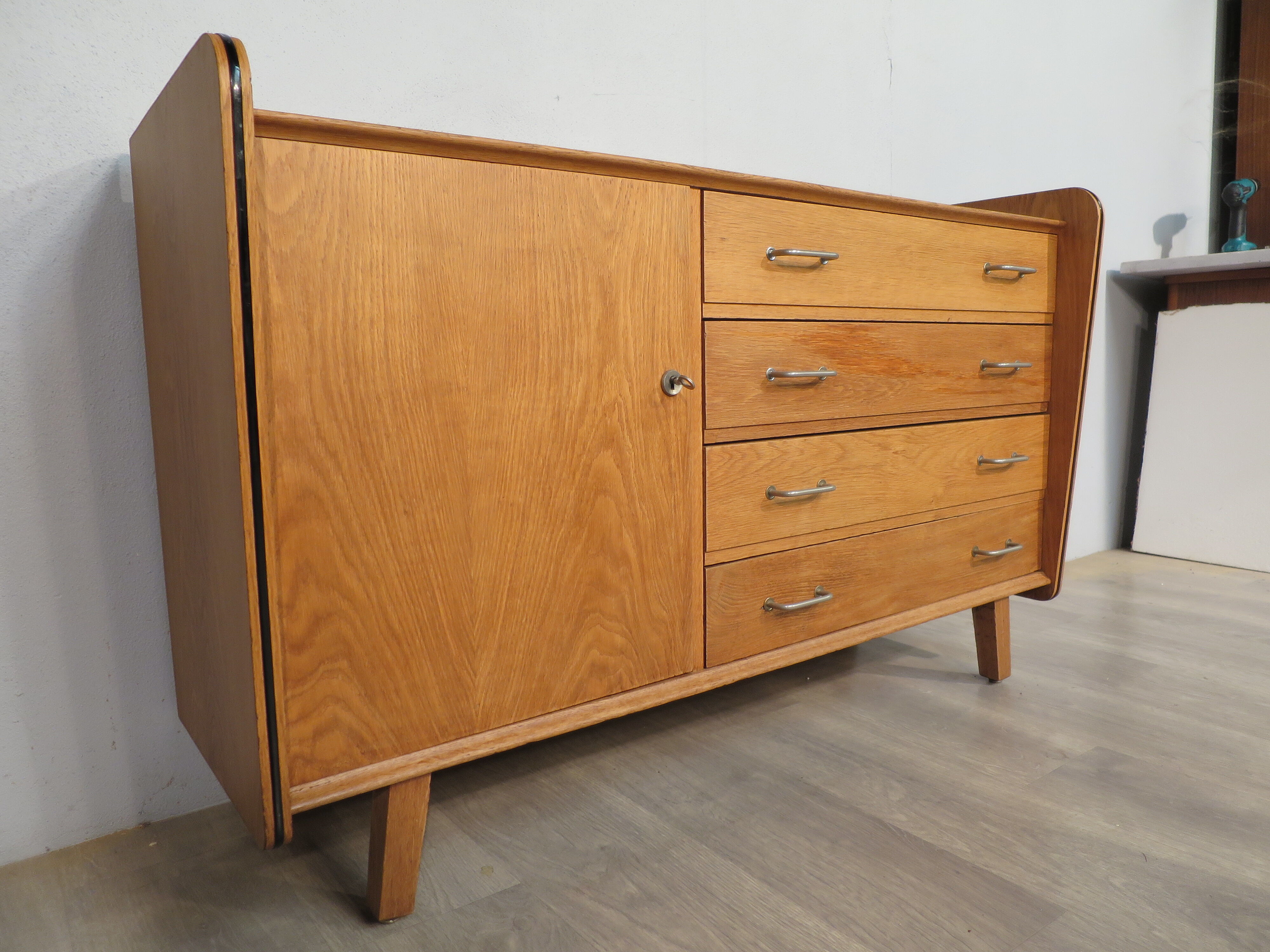 Vintage chest of drawers at bords