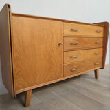 Vintage chest of drawers at bords