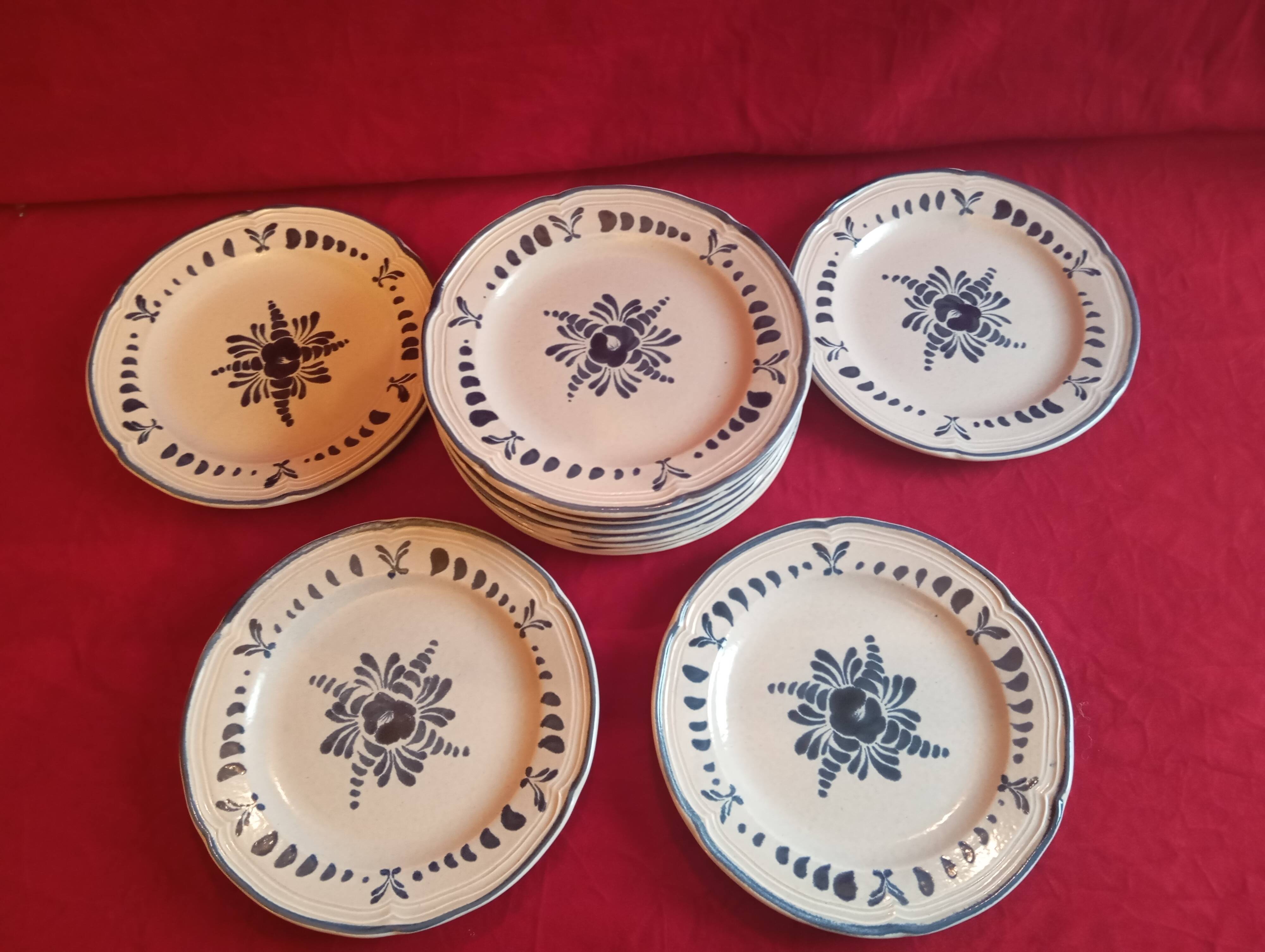 Set of 12 flat plates in pornic earthenware model "stuart"