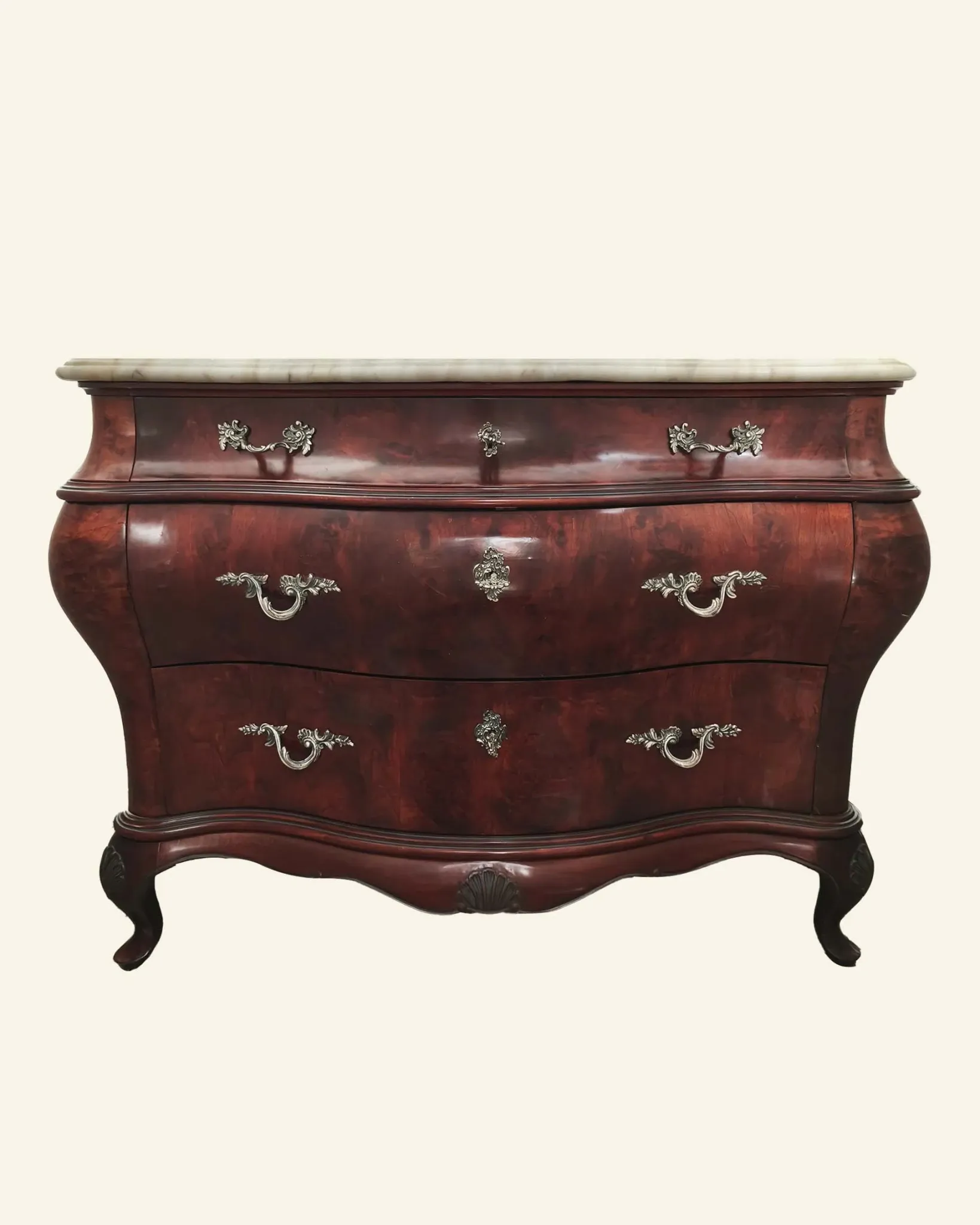 Commode galbée de style Louis XV en ronce d'acajou, dessus de marbre