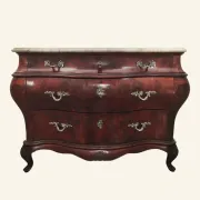 Commode galbée de style Louis XV en ronce d'acajou, dessus de marbre
