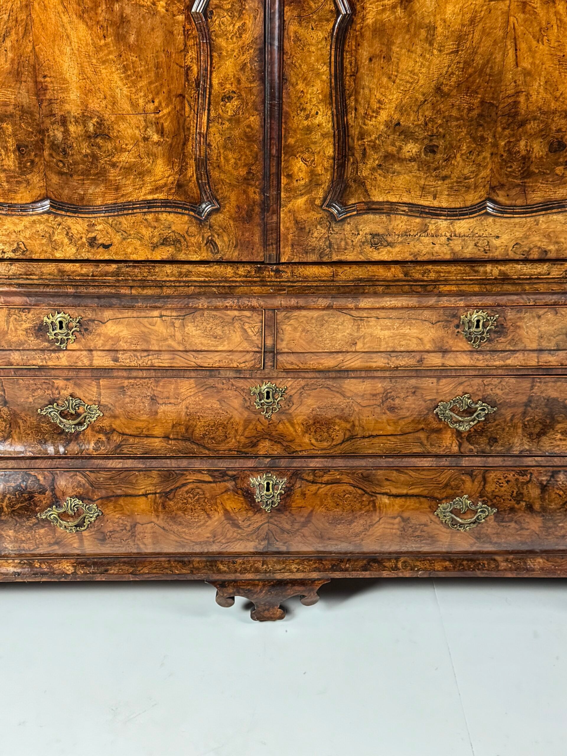 Dutch burr walnut cabinet ca. 1740