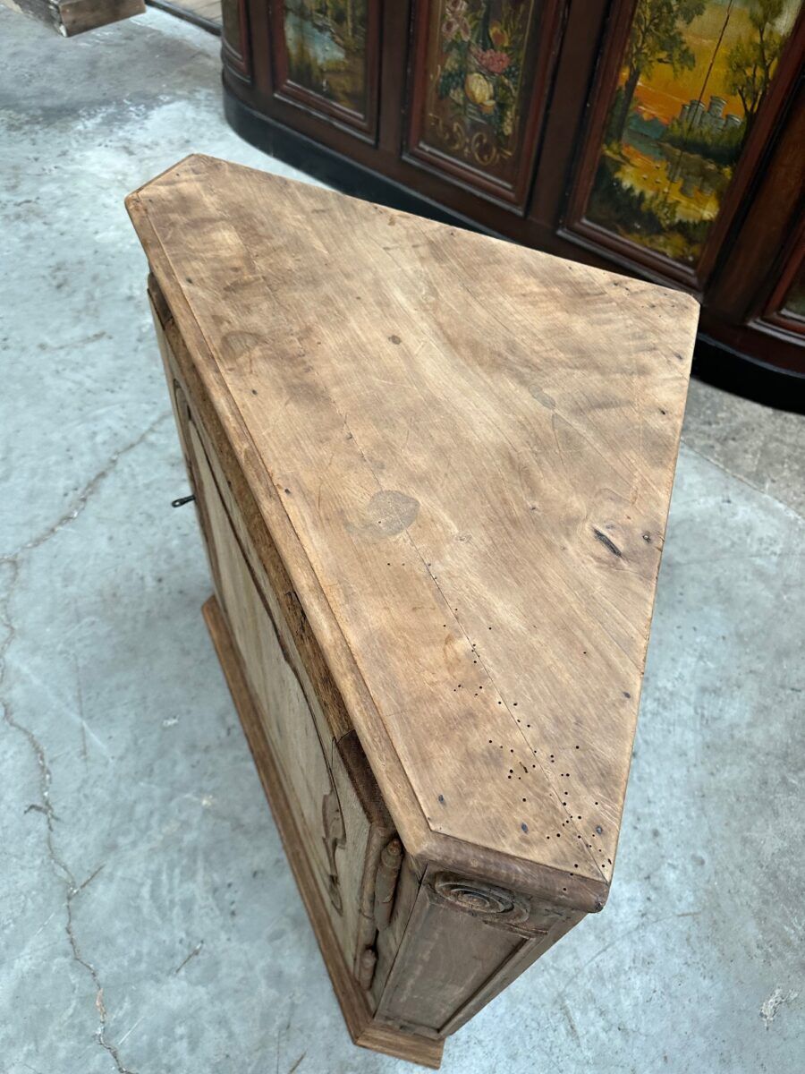 Corner cabinet in oak from the 18th century.
