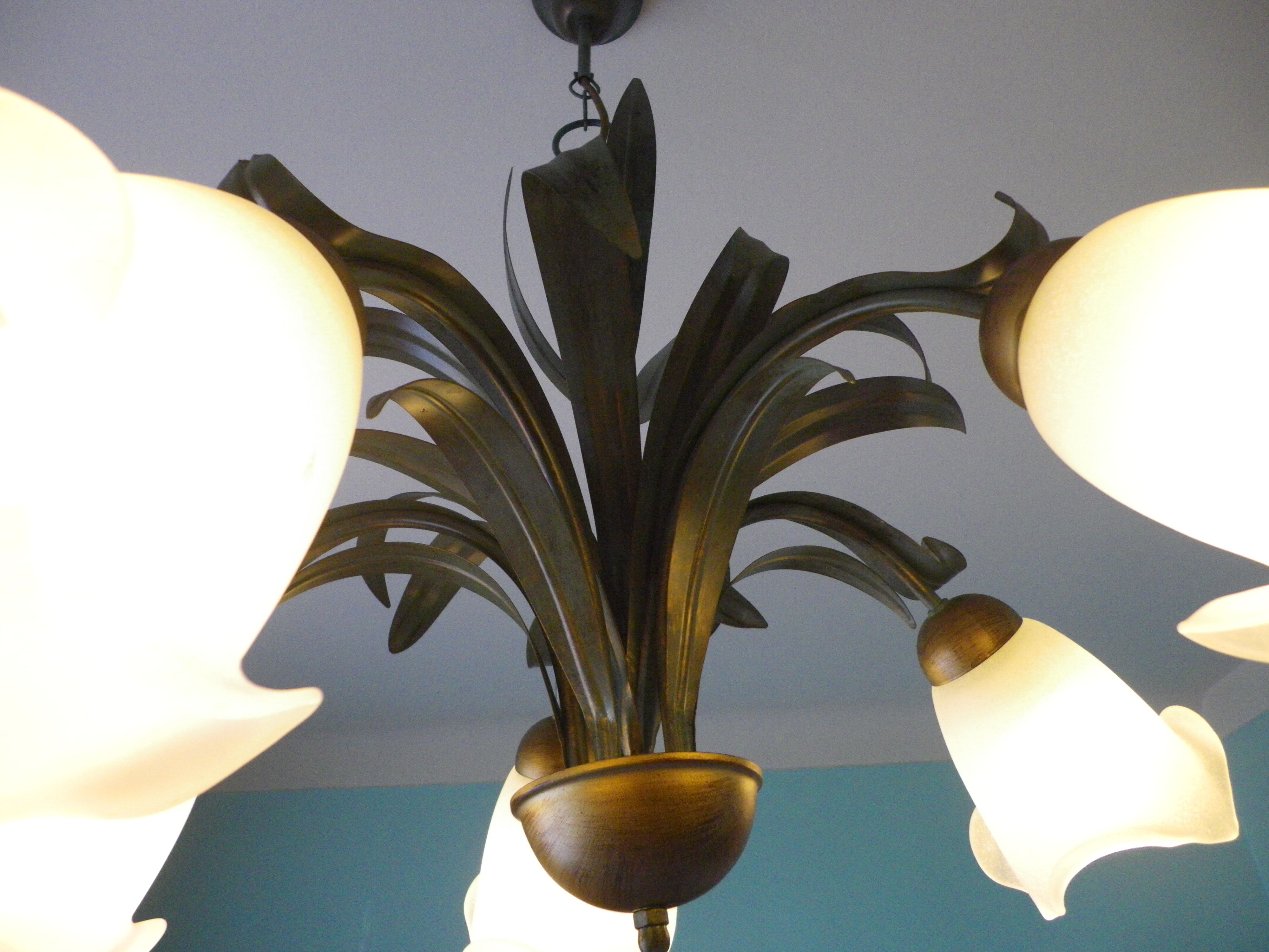 Chandelier of 5 corollas in white granite glass, central decoration with foliage 70s /80s