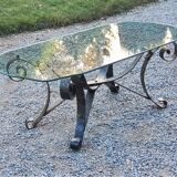Table basse des années 70 en fer forgé plateau en verre bec de corbin