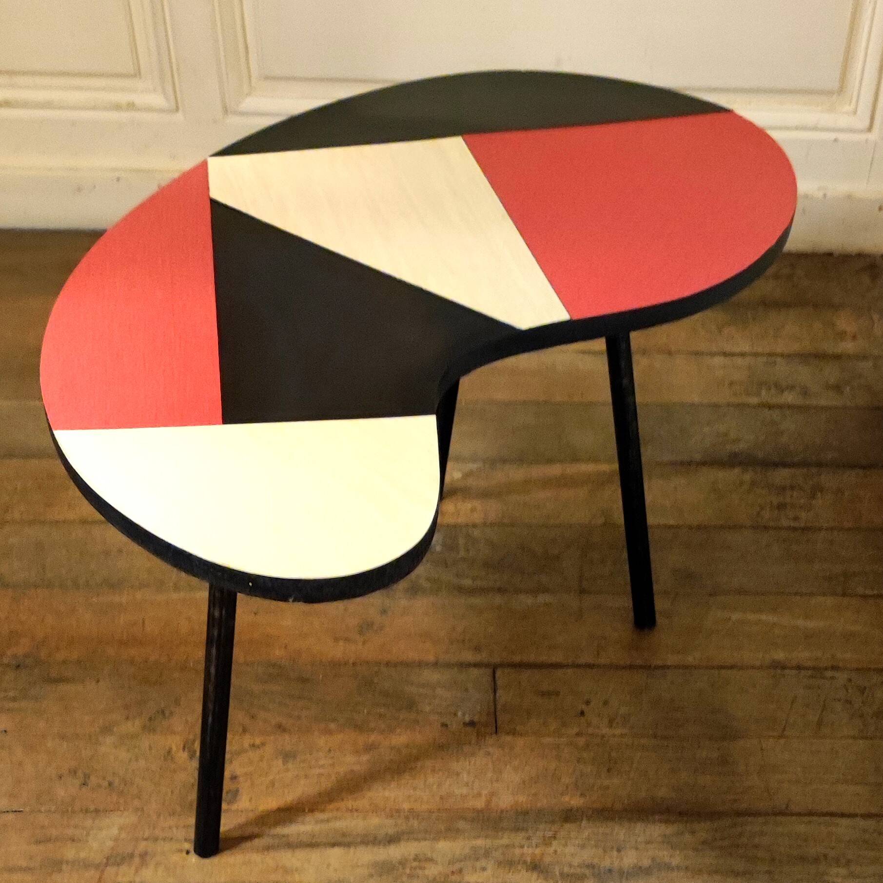 Tripod coffee table in formica