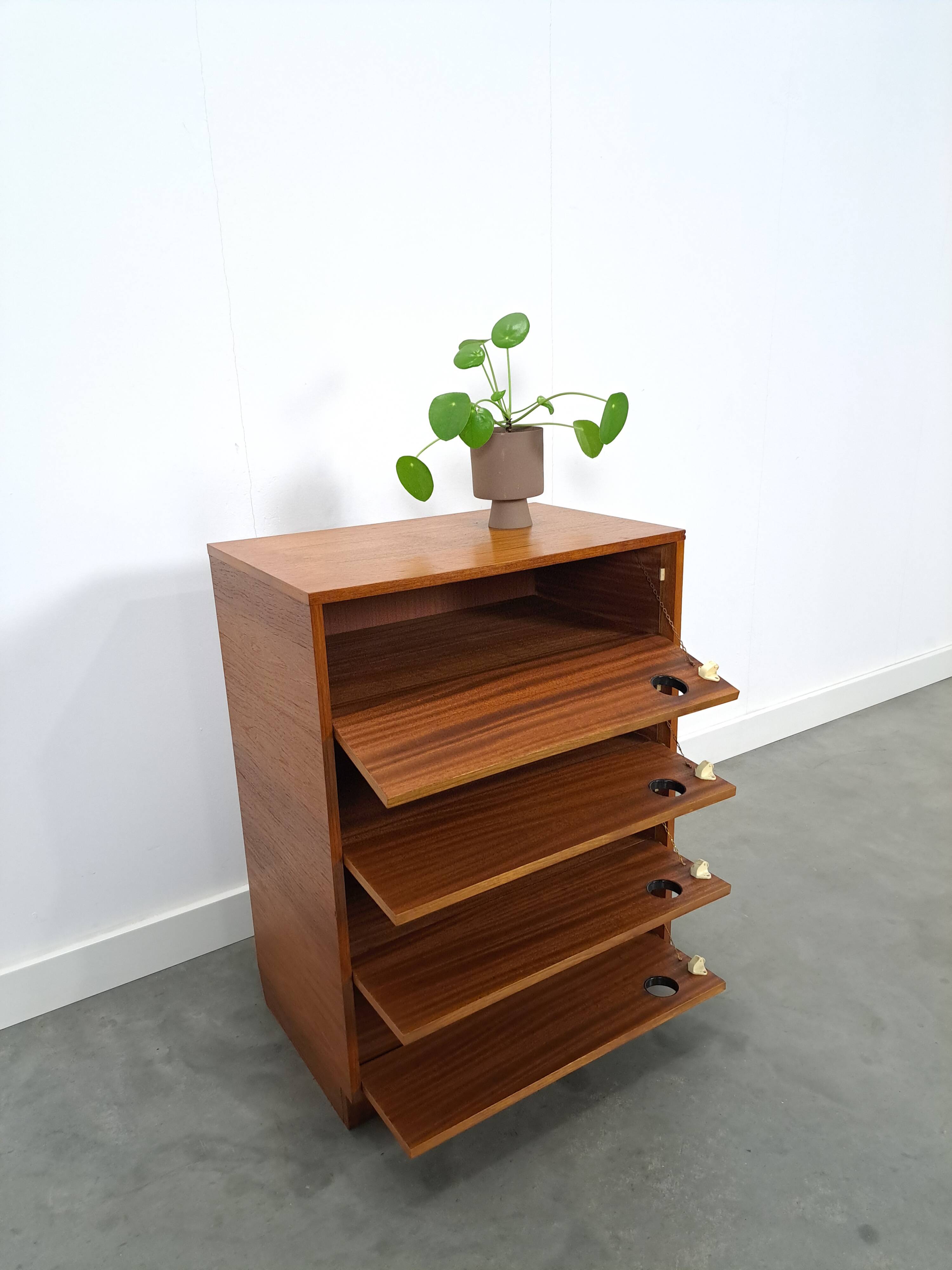 Schoenenkast met zwarte ronde grepen, nr. 1