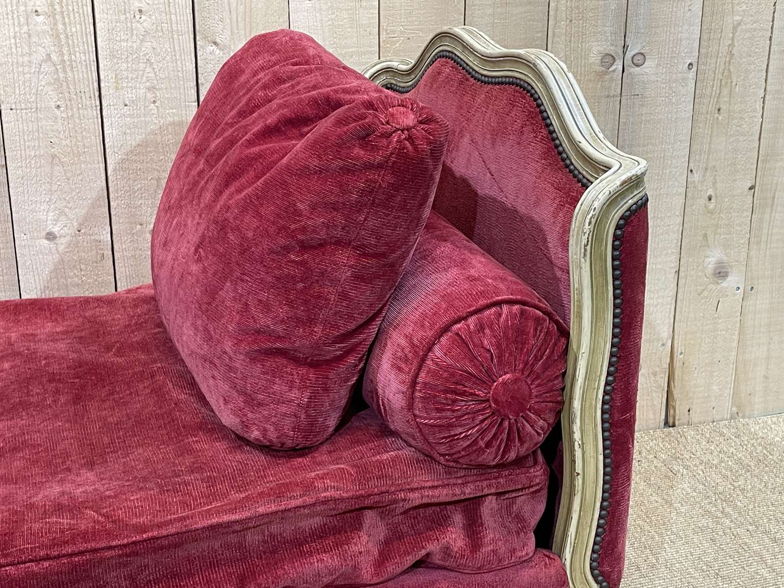 Louis XV style daybed in painted wood and covered with a red velvet