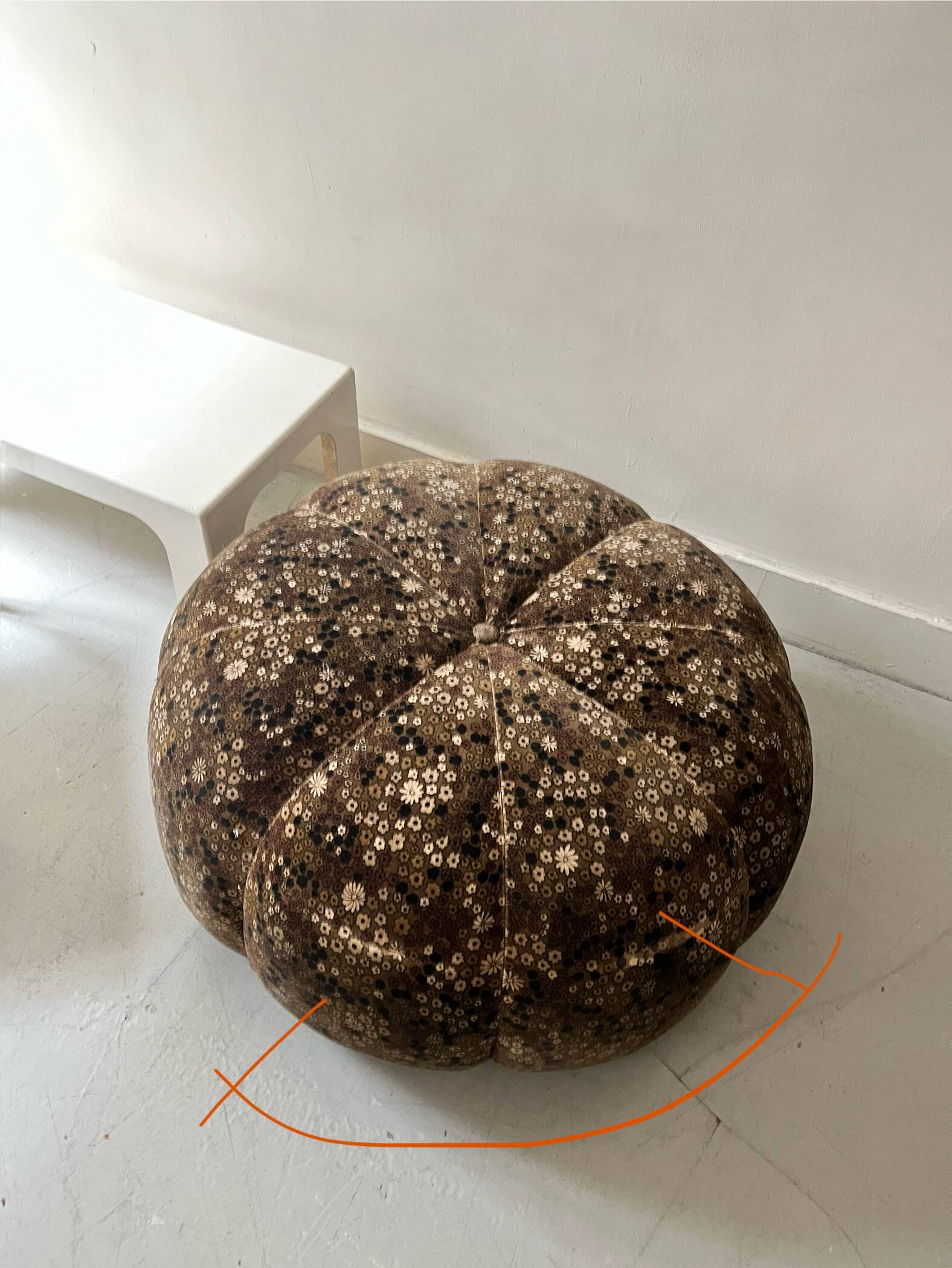 Short velvet pouf with liberty flowers, Ligne Roset 1970