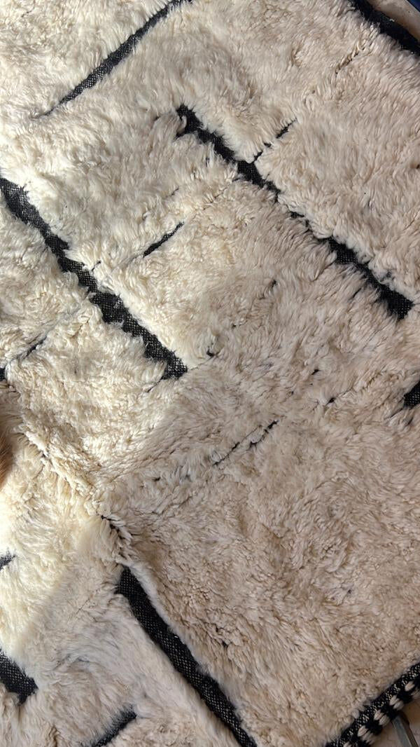 Asilah – Black and white Berber rug