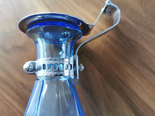 Carafe à absinthe en verre bleu avec son bouchon circa 1900