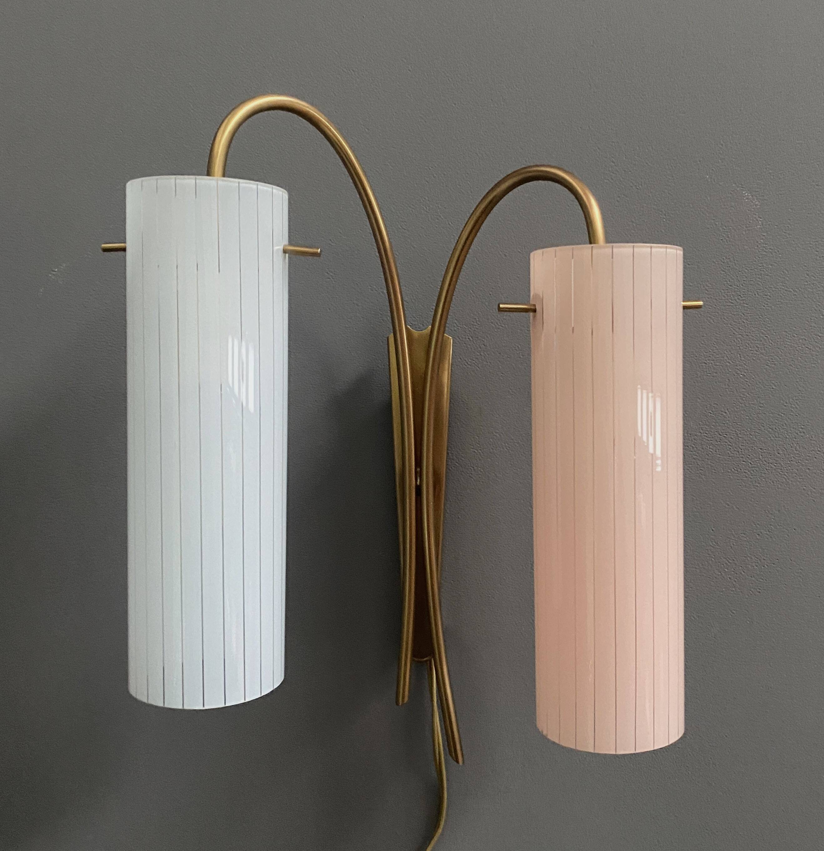 Applique murale en laiton avec abat-jour en verre rose et bleu, années 1960