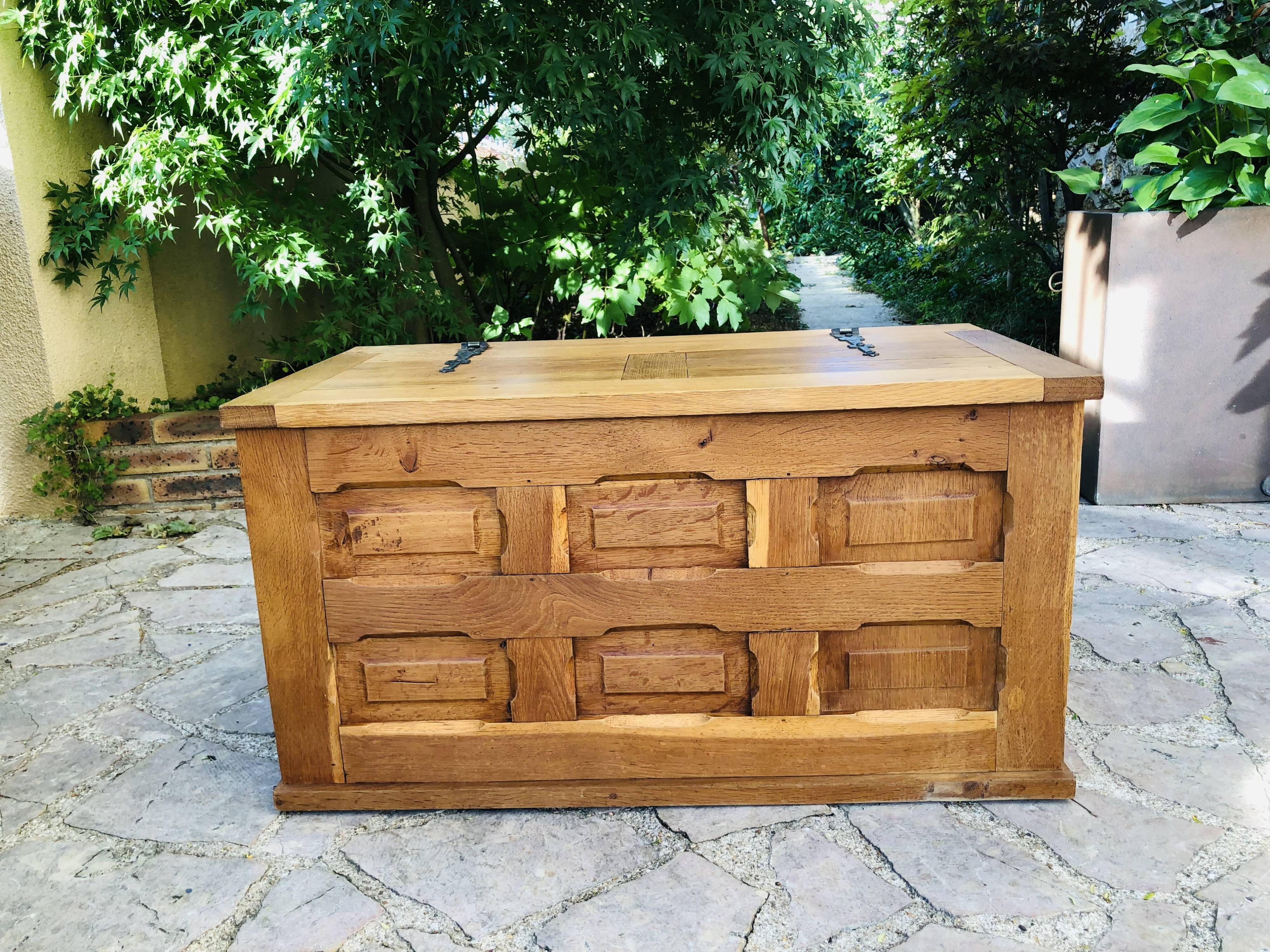 Coffre en bois massif
