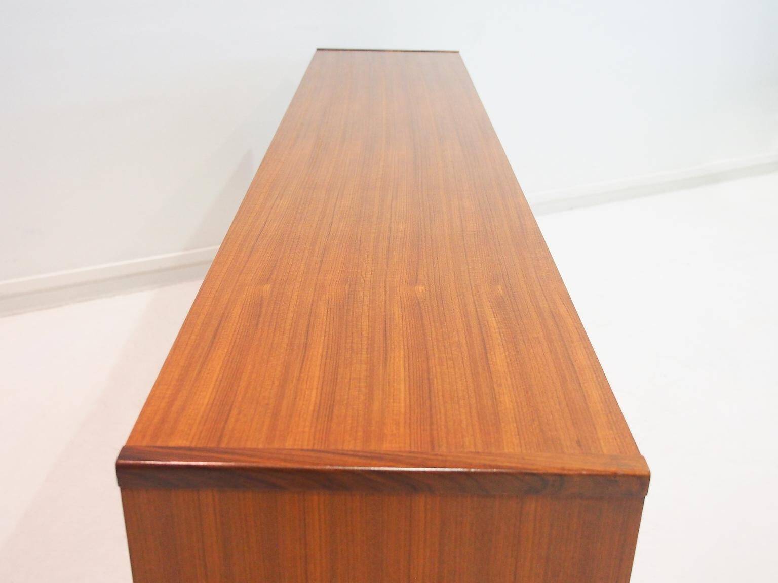 Enfilade en bois avec portes noires par George Coslin