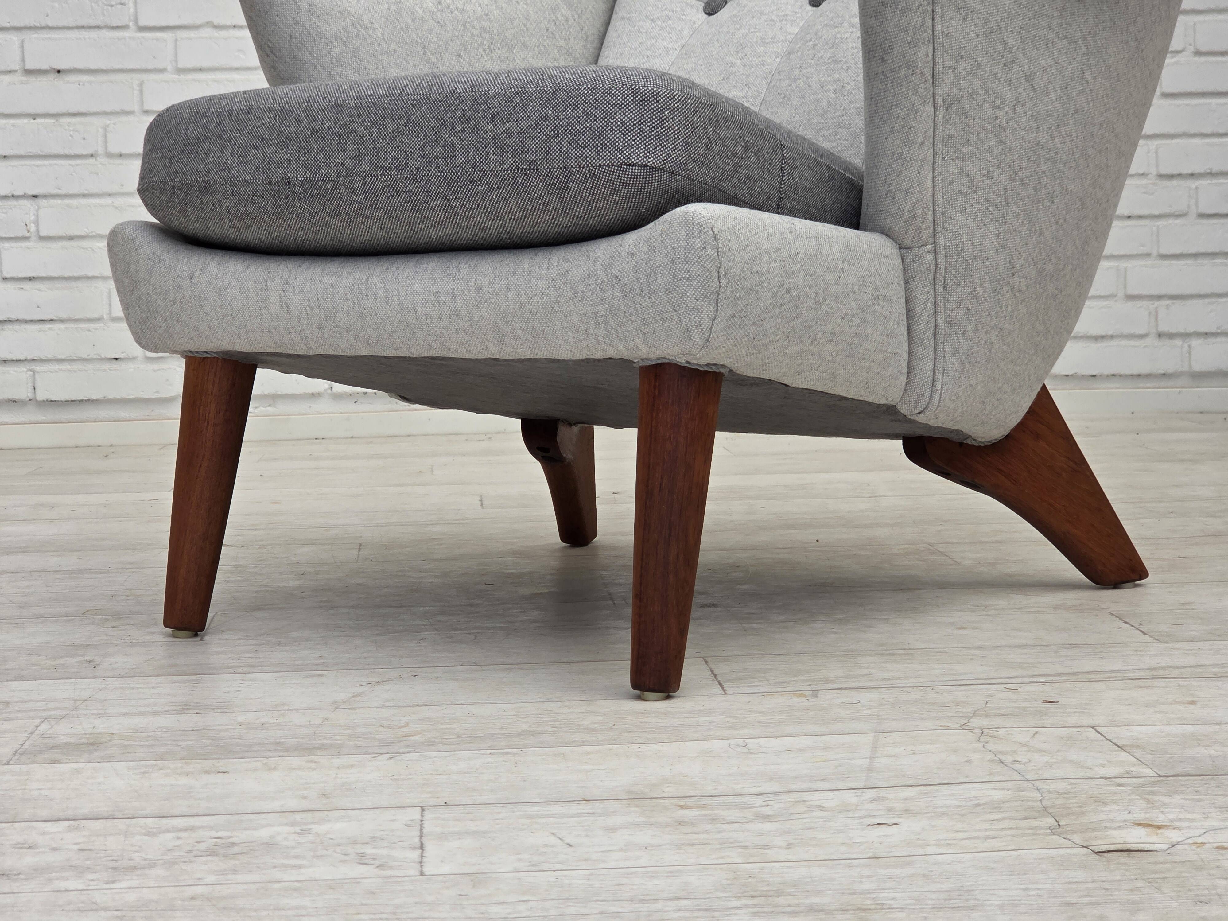 Fauteuil danois à dossier haut avec tabouret, années 1970, laine, bois de teck.