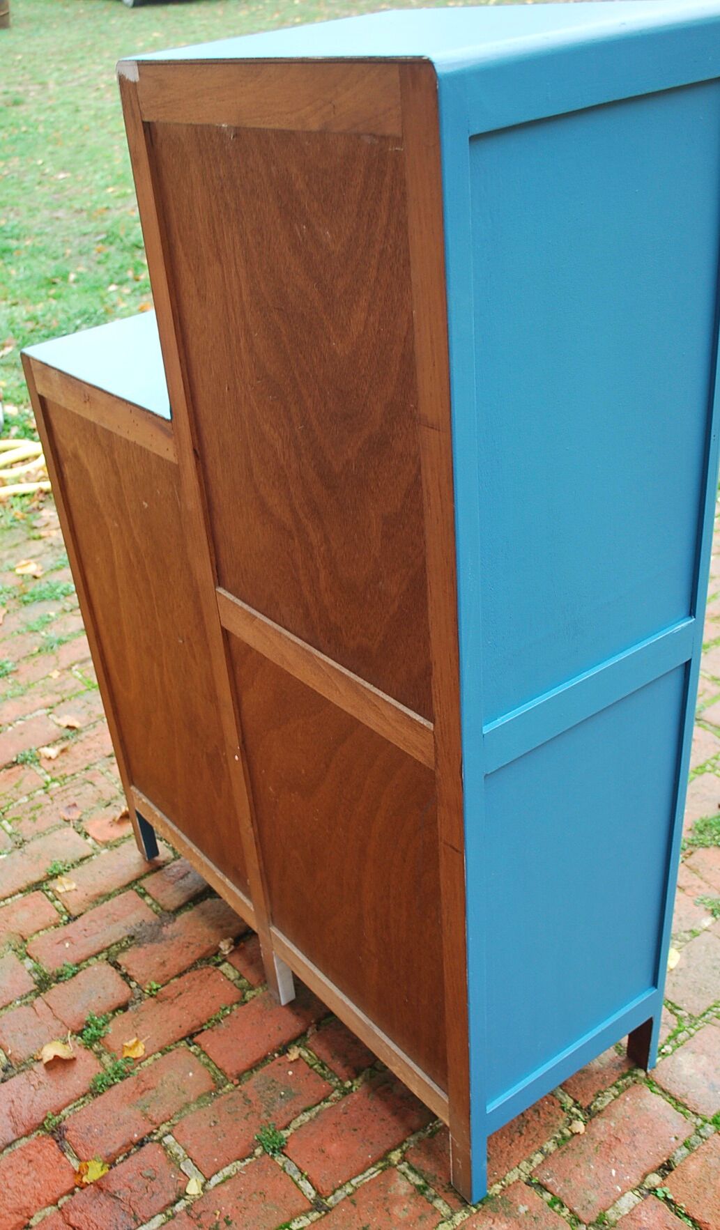 Asymmetrical cabinet