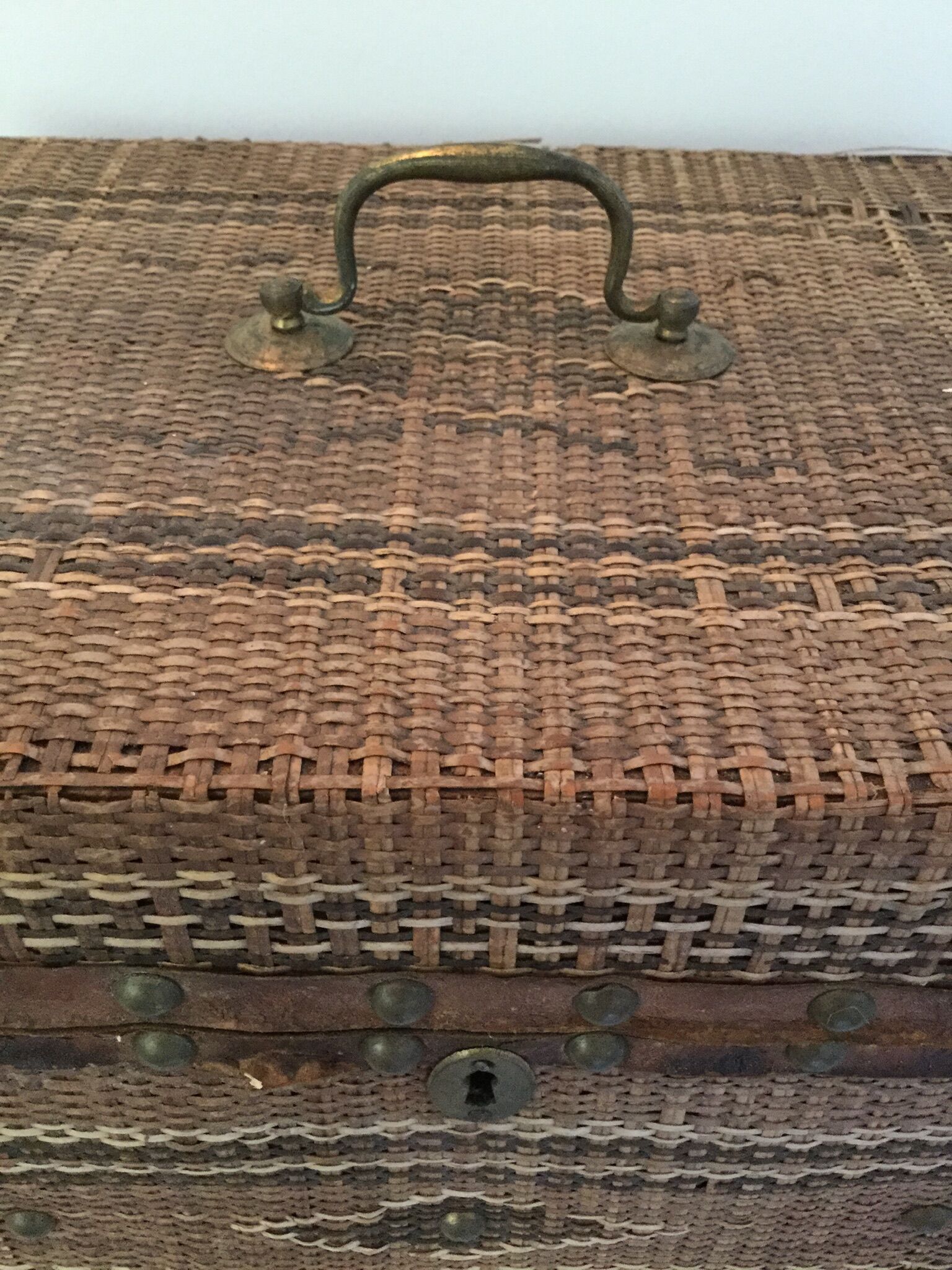 Braided wicker malle