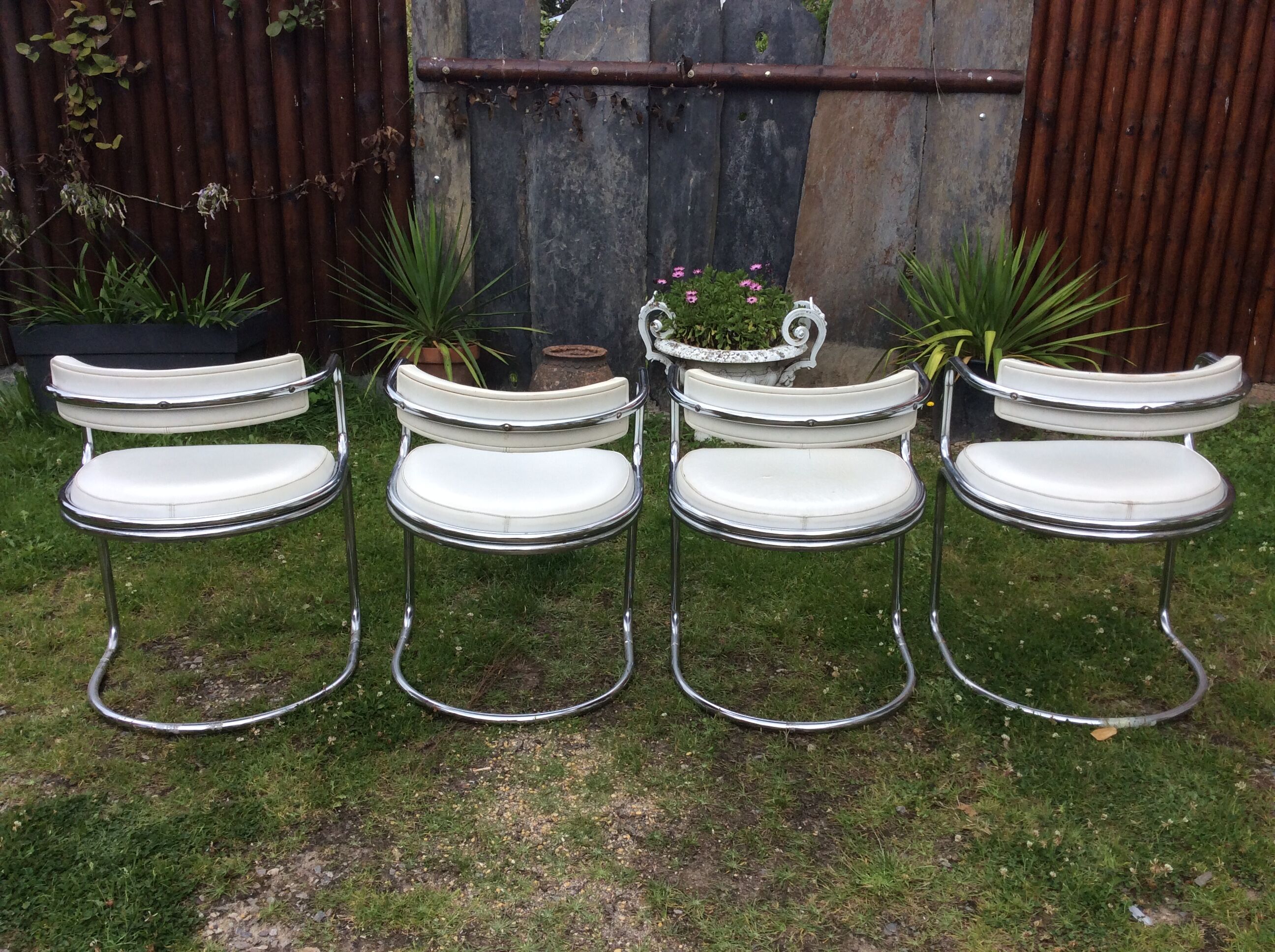 Fauteuils vintage à piétement tubulaire chromé et Skaï blanc de Renato Zevi pour Roche bobois.