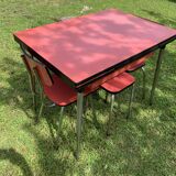 Table en formica avec 2 chaises et 2 tabourets