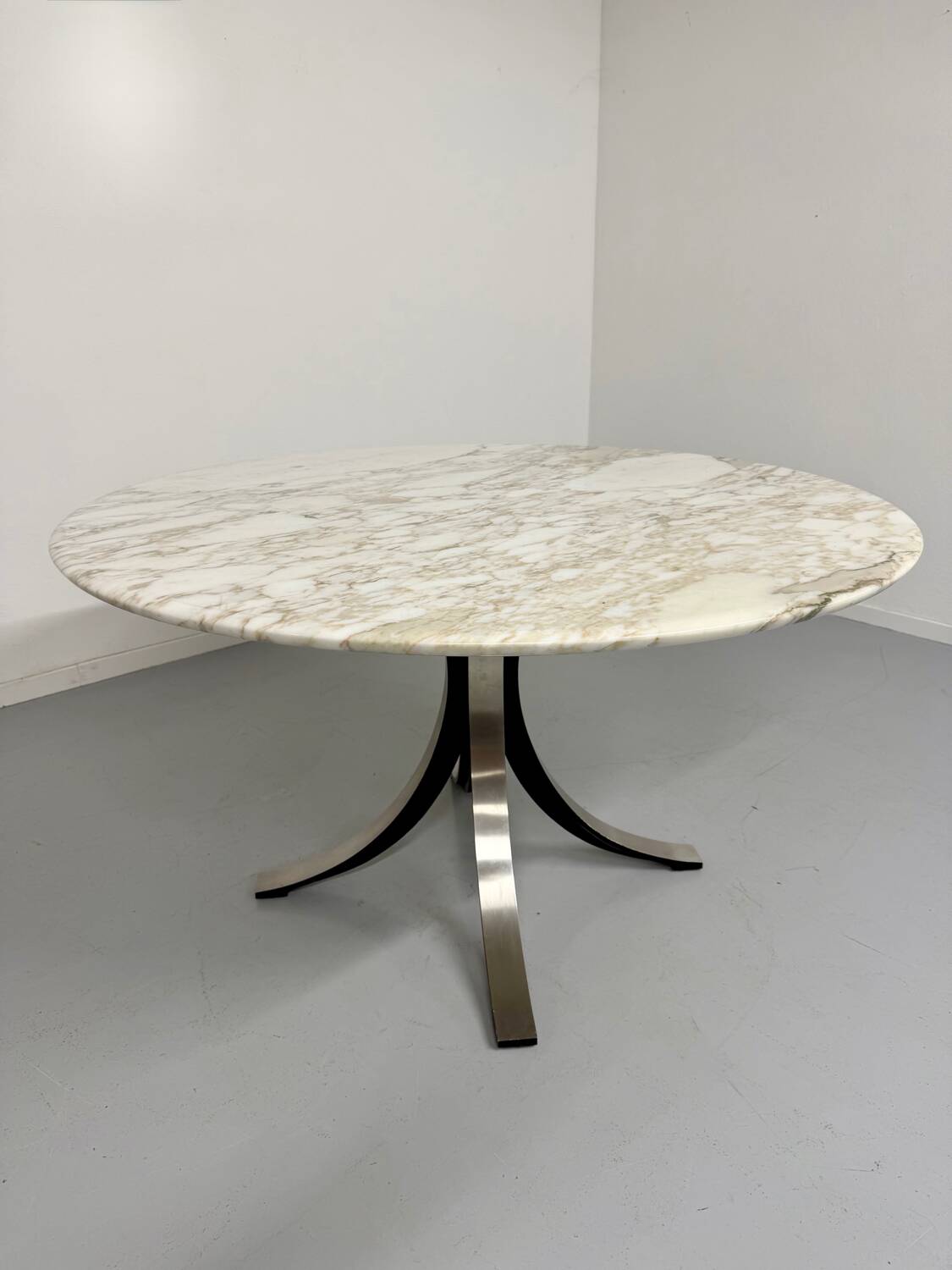 Round marble table T69 design Osvaldo Borsani for Tecno year 70