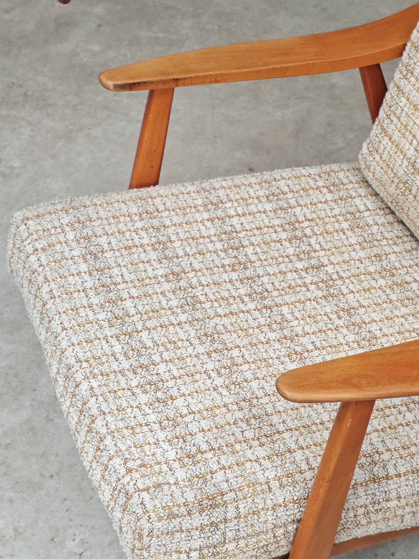 Pair of Boomerang-style armchairs in ecru beige fabric, 1960s.