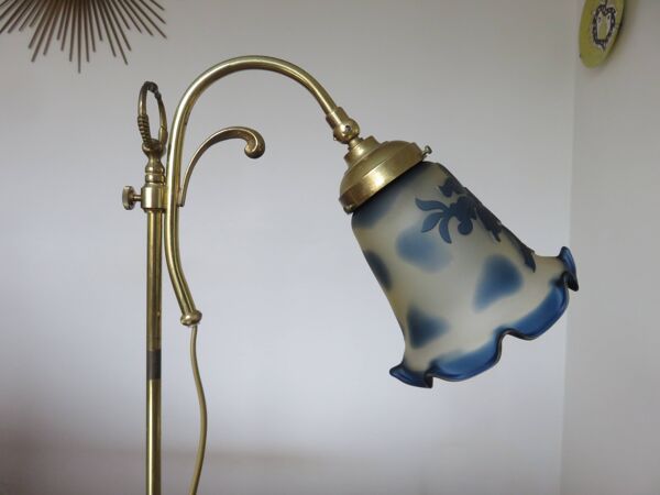 Lampe de style art nouveau, verrerie de Vianne et laiton