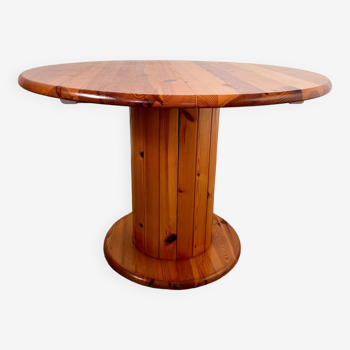 Old round Scandinavian design pine table from the 70s with vintage low country extensions