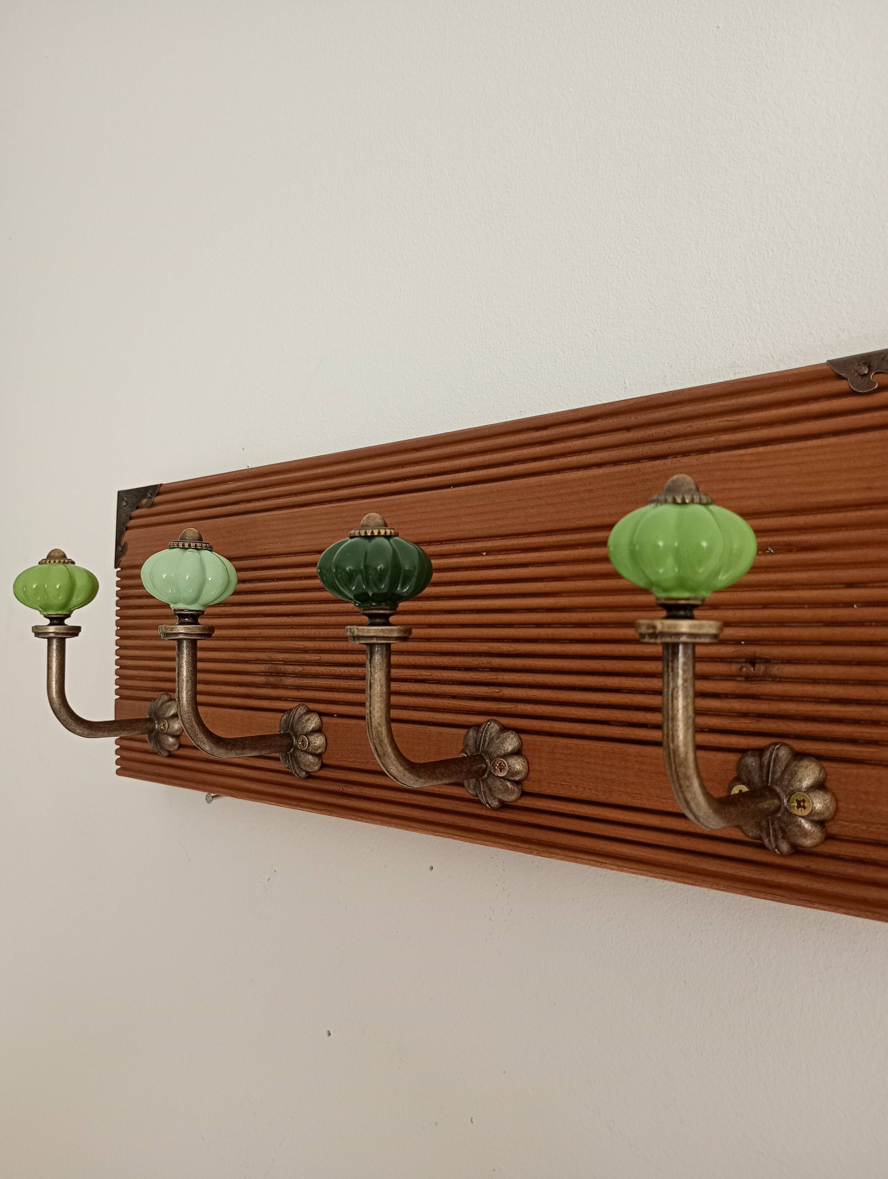Wall-mounted coat rack in wood – 40 cm – 4 hooks in metal and green ceramic