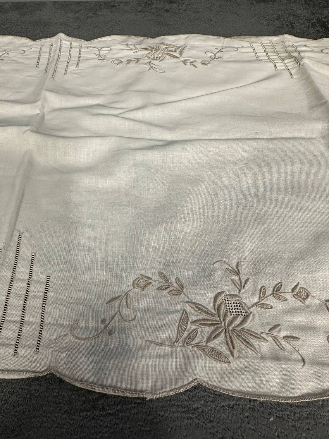 Old embroidered cotton table runner - circa 1900 - l 105 cm / l 68 cm