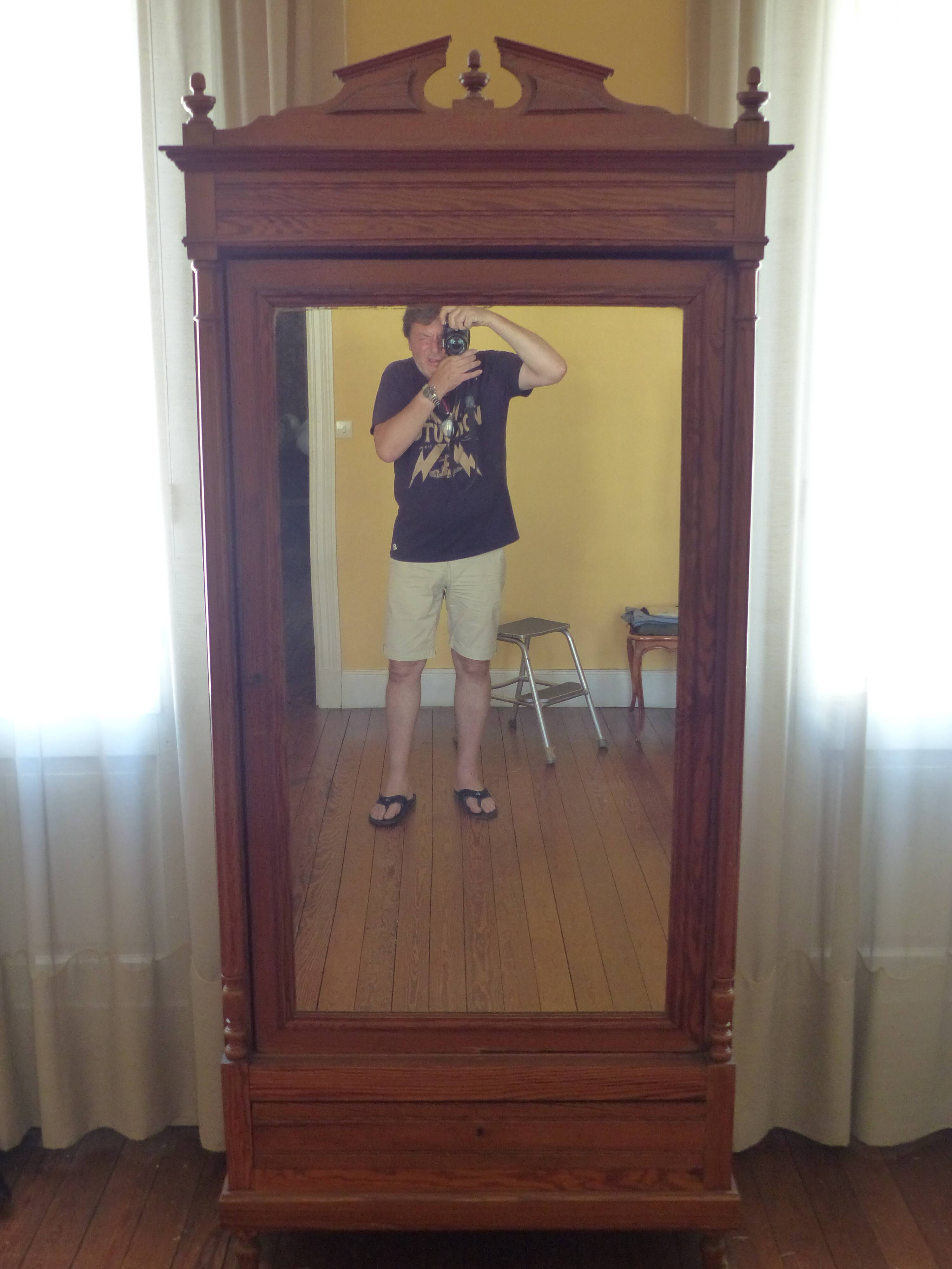 Pitch pine wood mirror bonnetiere