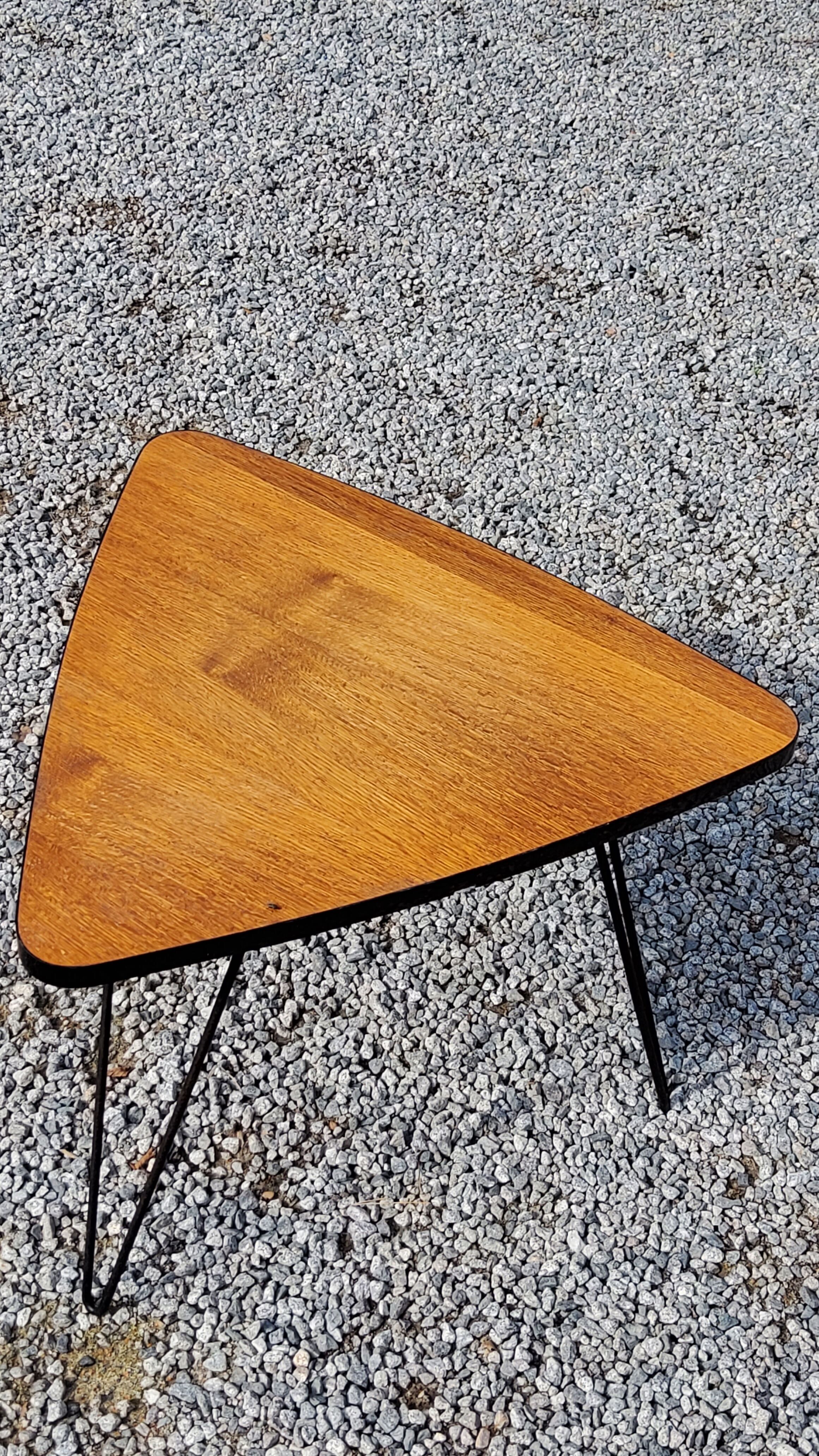 Triangle coffee table in golden blond oak base full iron of the 50s