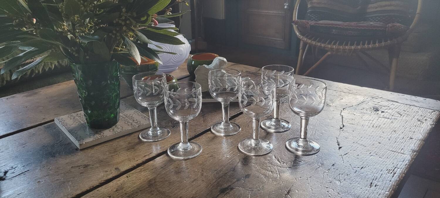 30's stemmed glasses