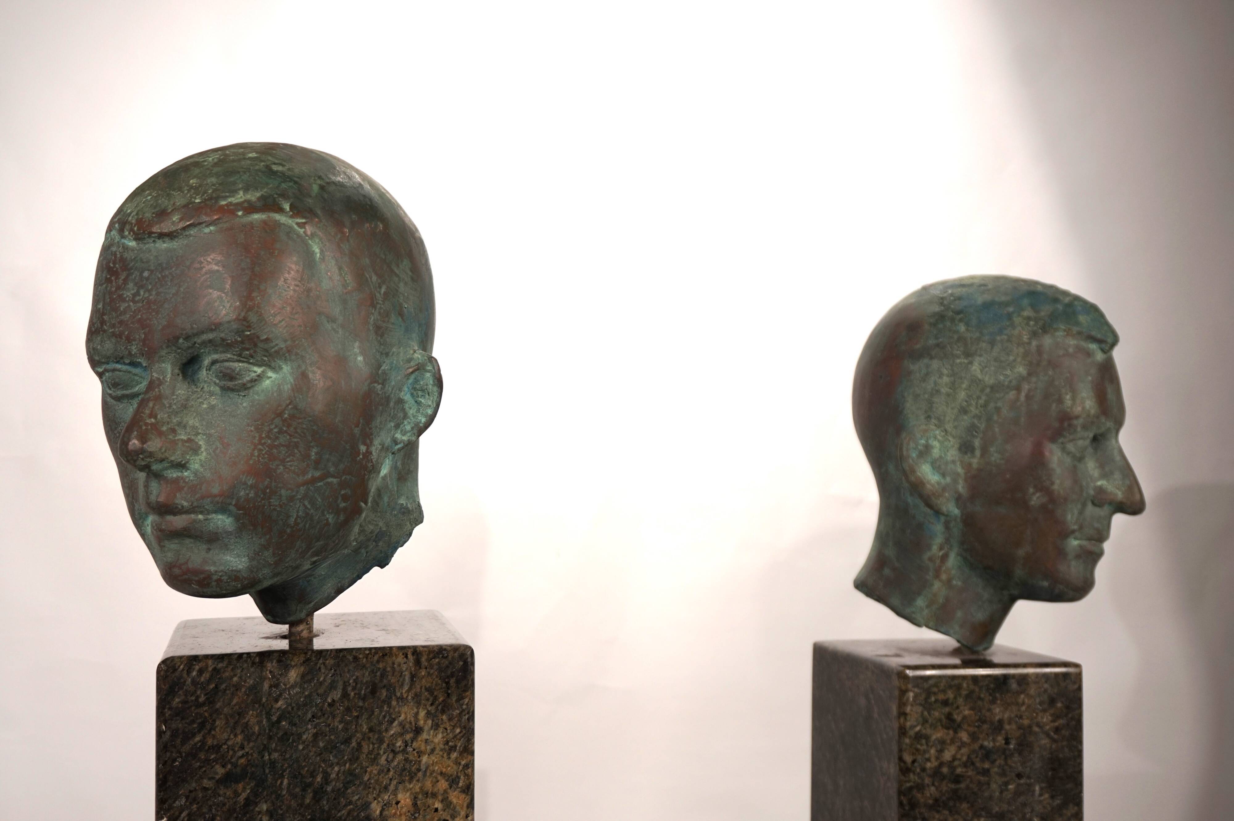 Ensemble de deux bustes en bronze sur stèles en granit par un élève de Georg Kolbe, 1925
