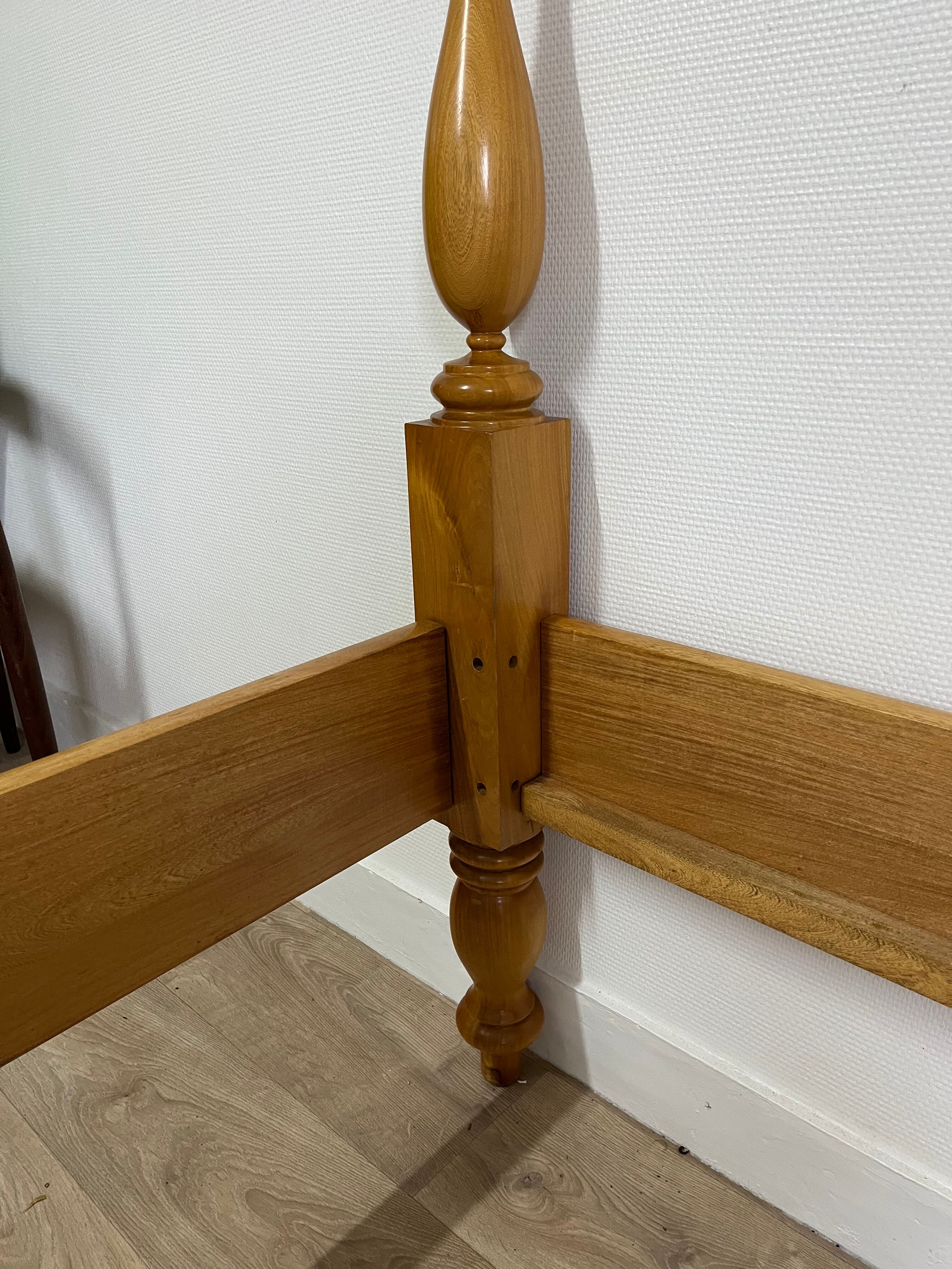 Column bed frame