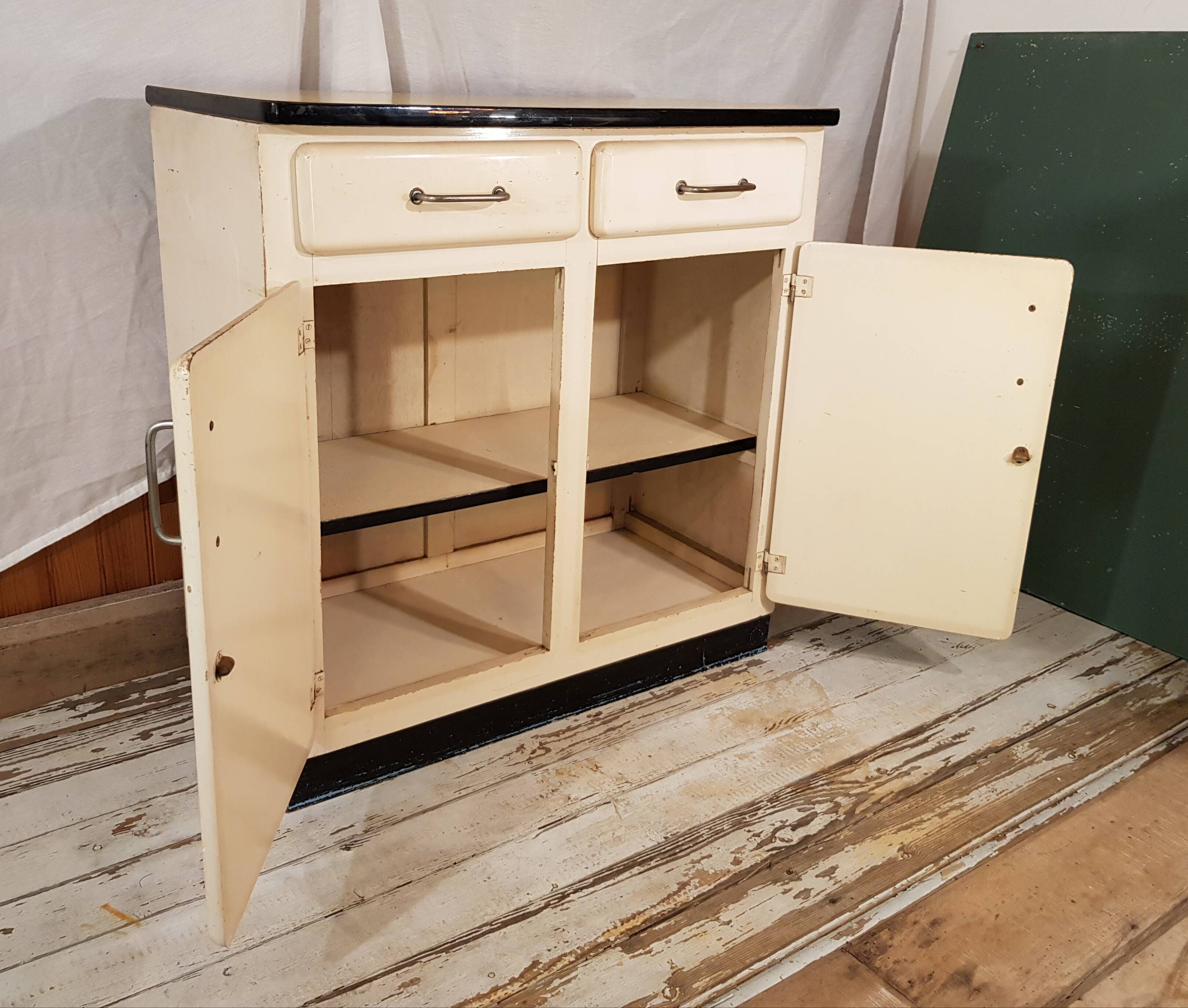 Mado buffet with yellow formica tray