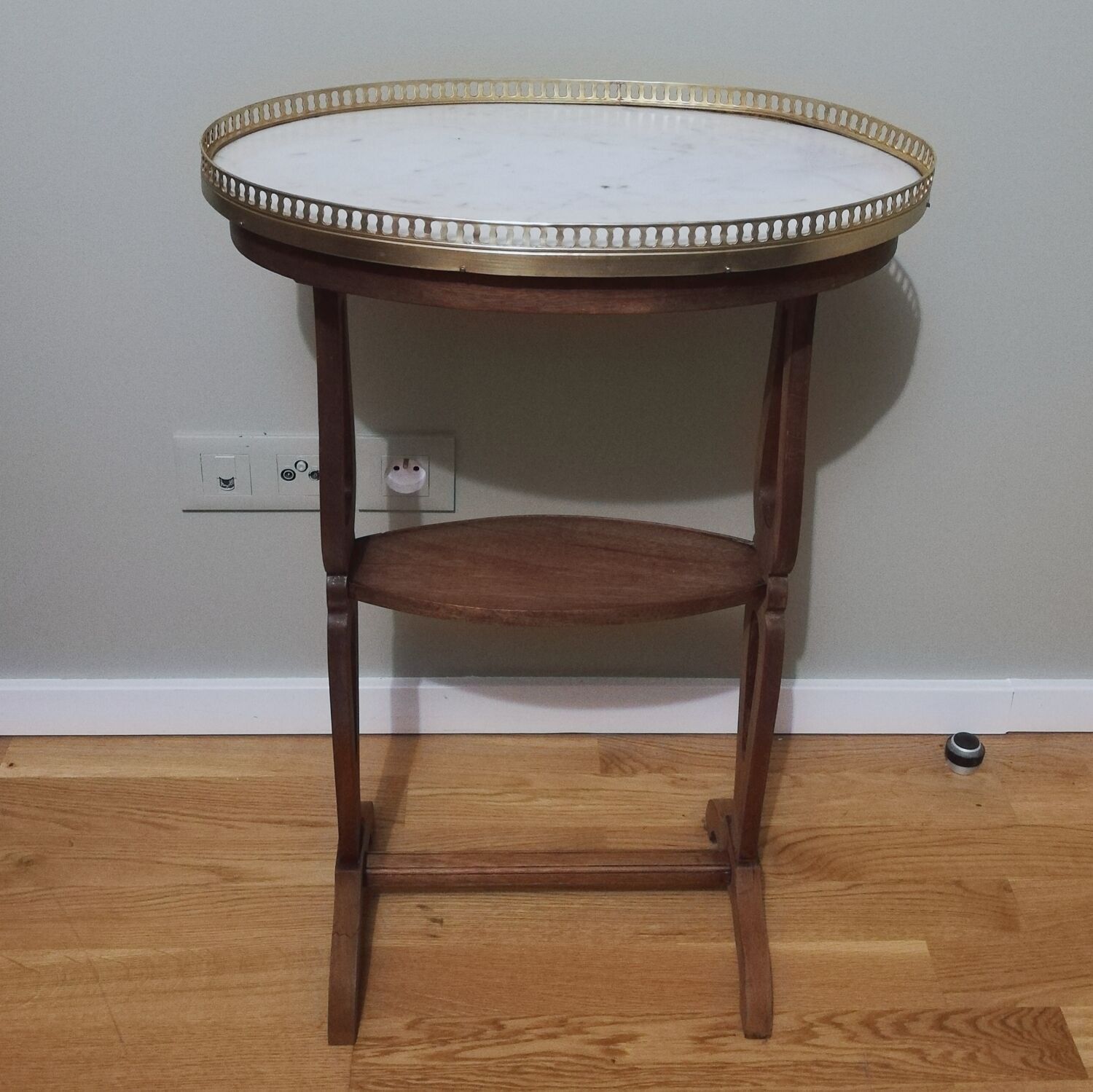 Saddle pedestal table with marble top in Louis XV style