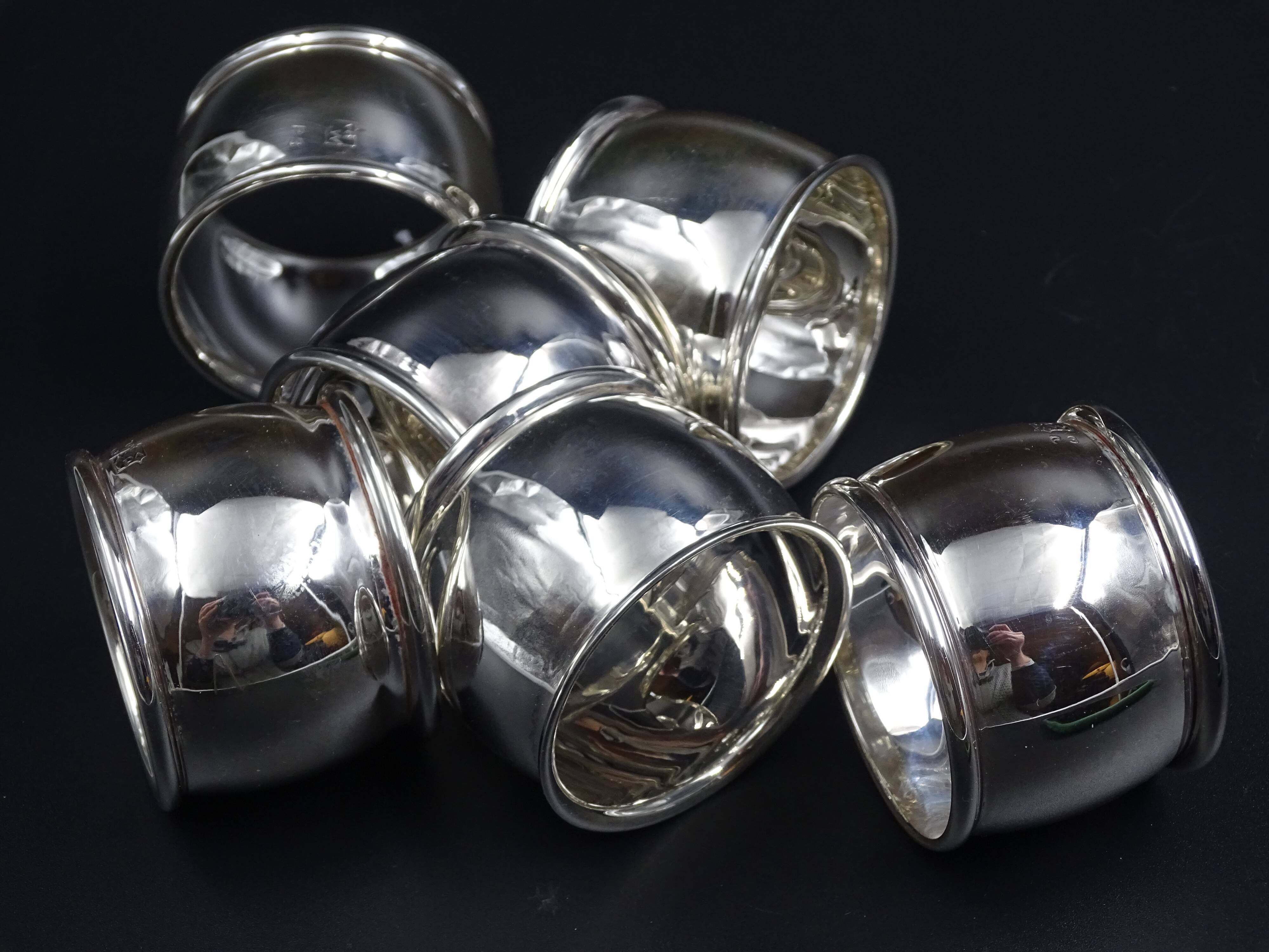 Lot of 6 rounds of silver metal towels