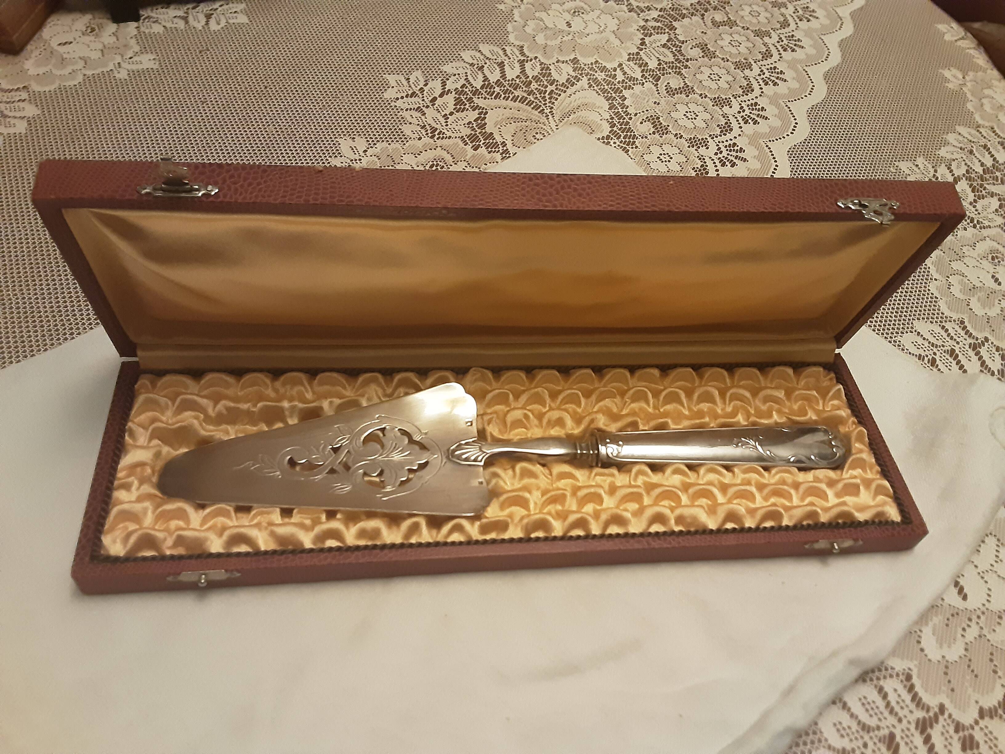 Painted silver metal cake peel in its box