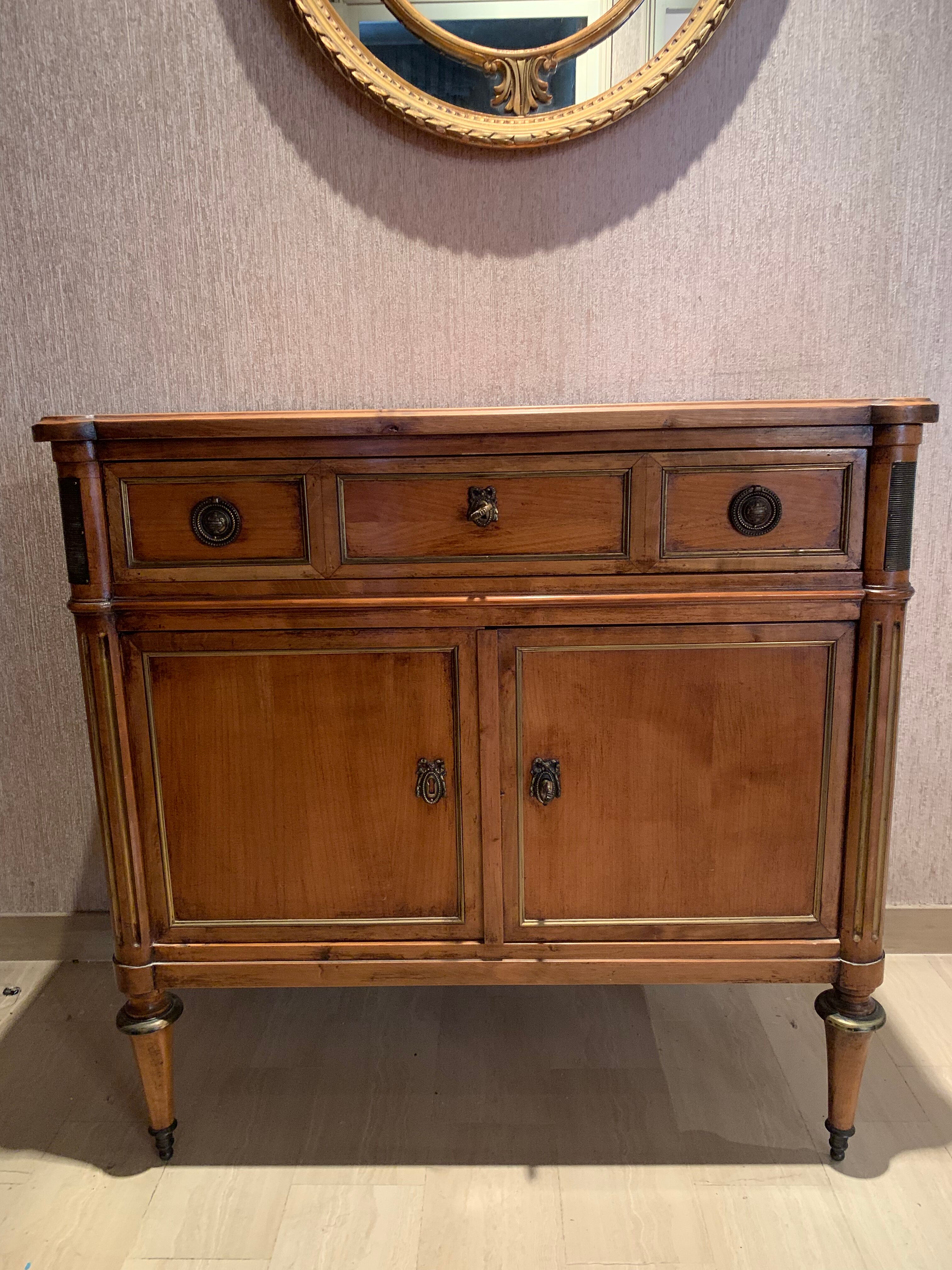Commode de style Louis XVI