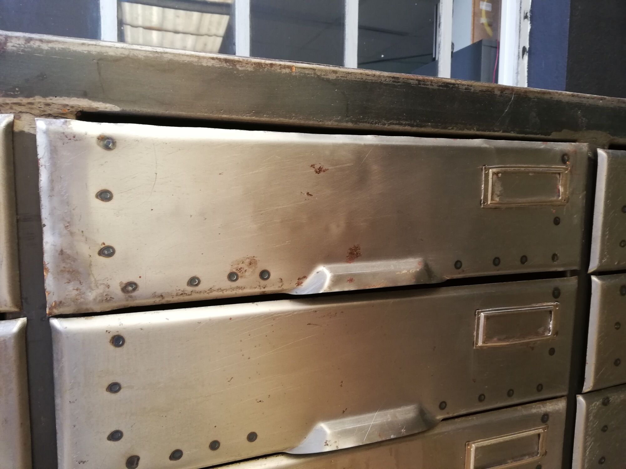 Industrial clamshell cabinet, metal lockers