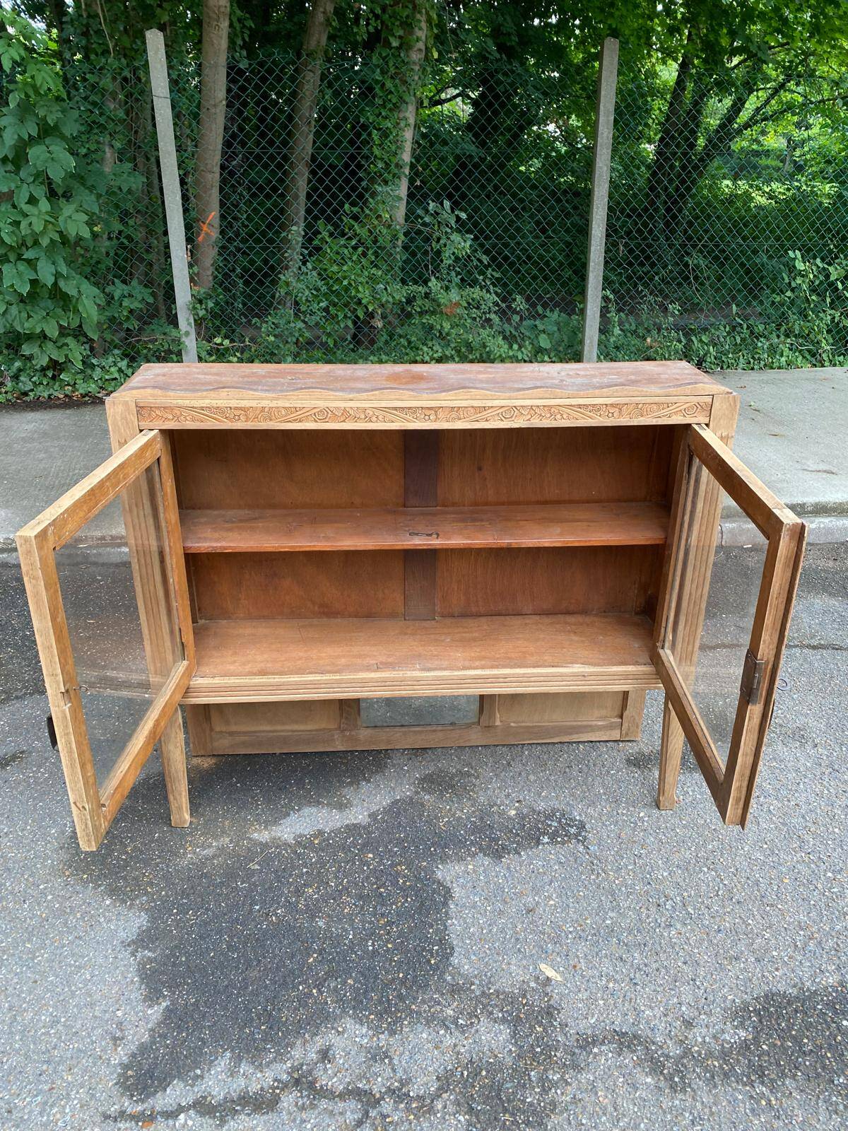 Vitrine vaisselier vintage en bois massif art déco 1950